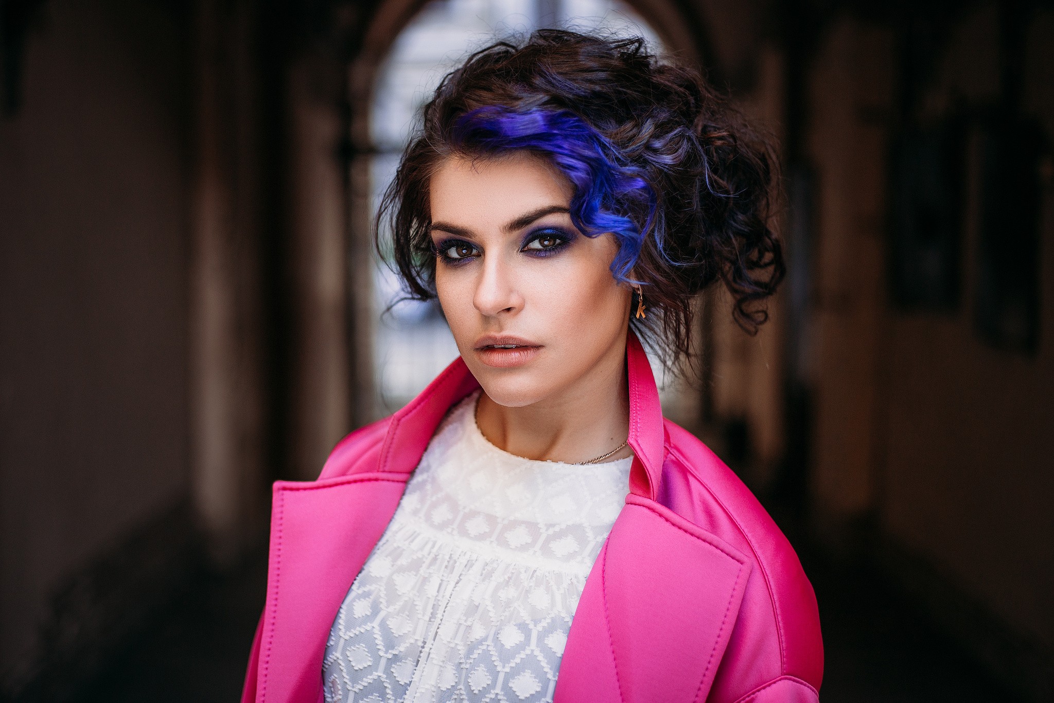 Woman with dyed hair and smoky eyes HD Wallpaper