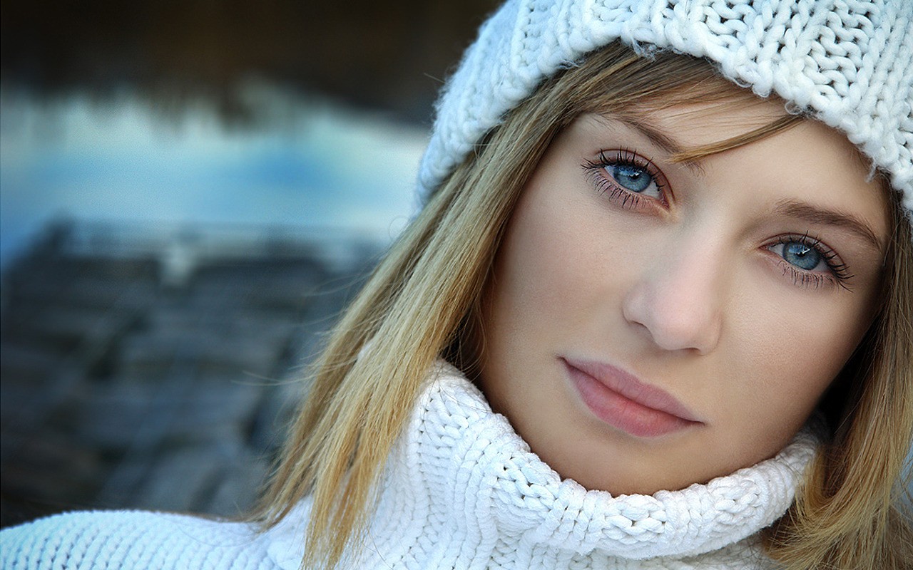 Woman wearing a white knitted hat and sweater HD Wallpaper