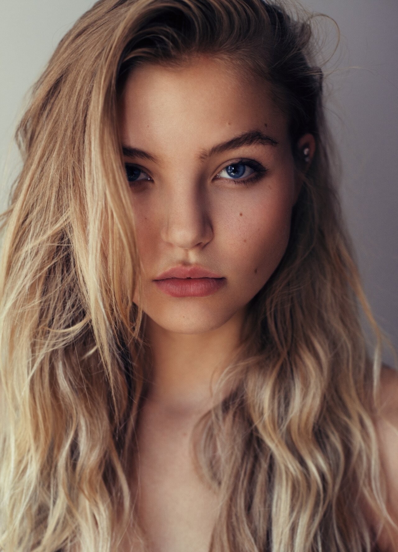 Rachel Hilbert with blonde hair and blue eyes HD Wallpaper