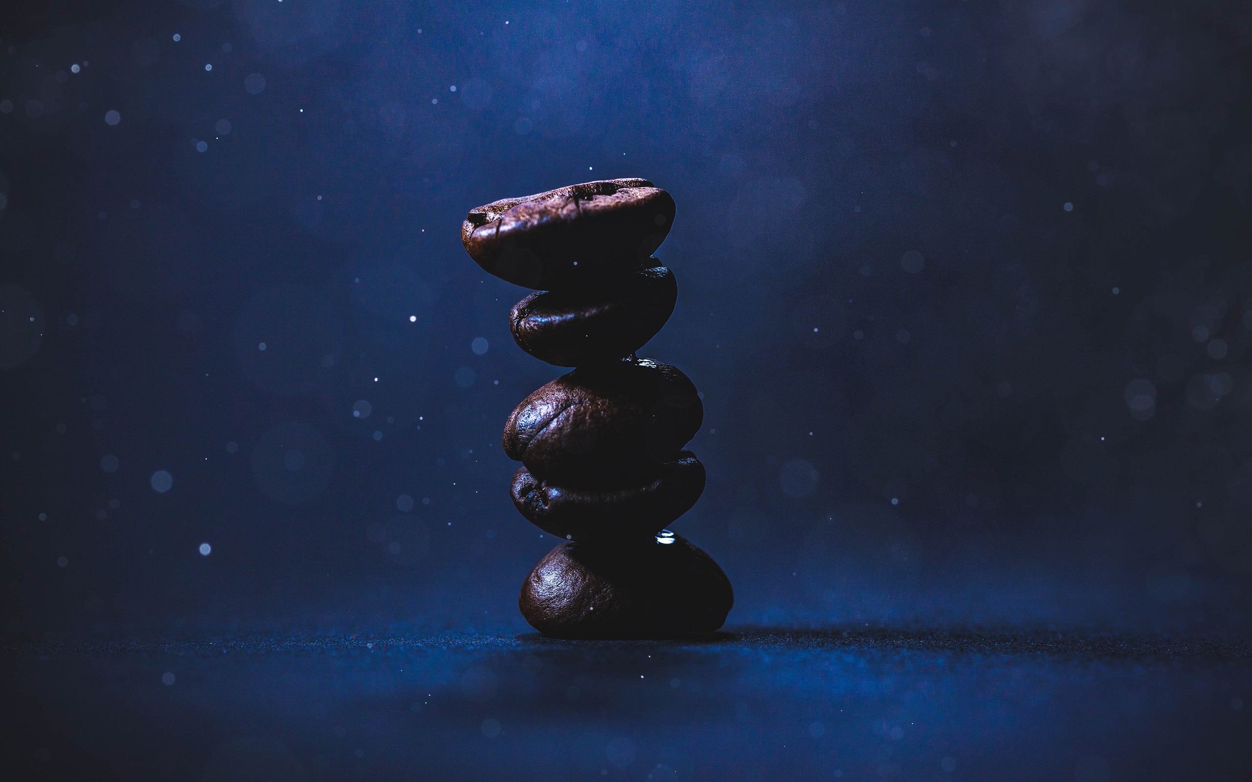 Stack of coffee beans with water droplets HD Wallpaper