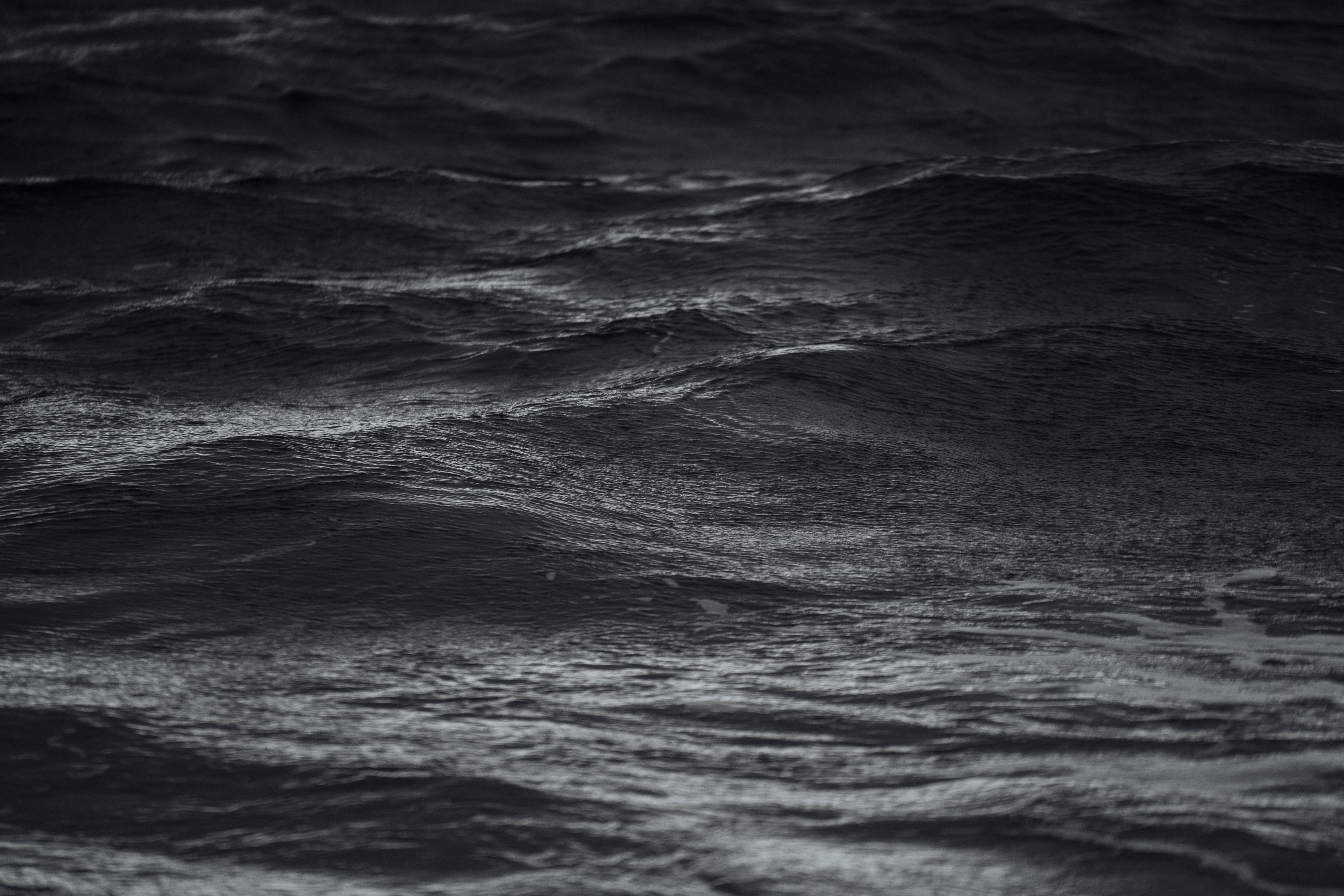 Dark monochrome waves on the sea HD Wallpaper