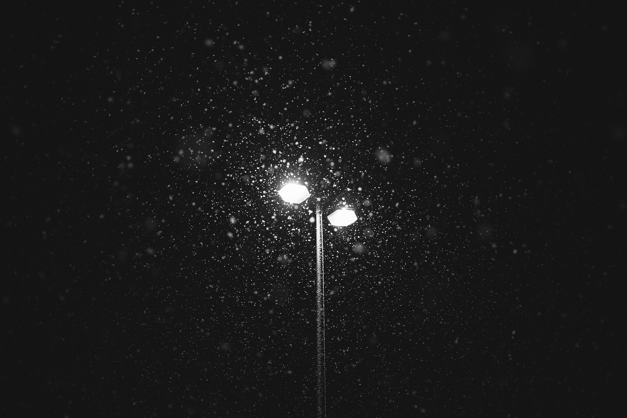 Streetlight with falling snow at night HD Wallpaper