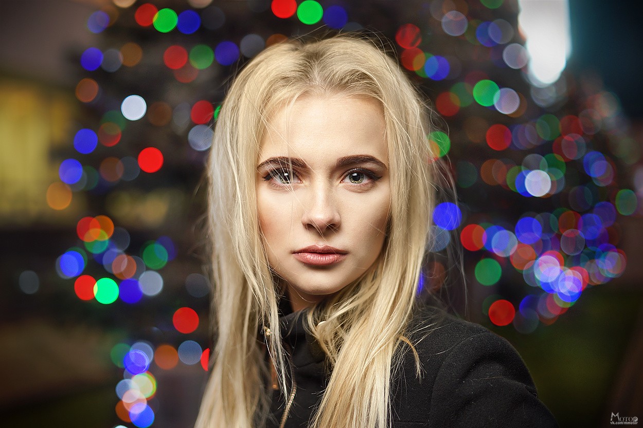 Blonde woman with Christmas lights in the background HD Wallpaper