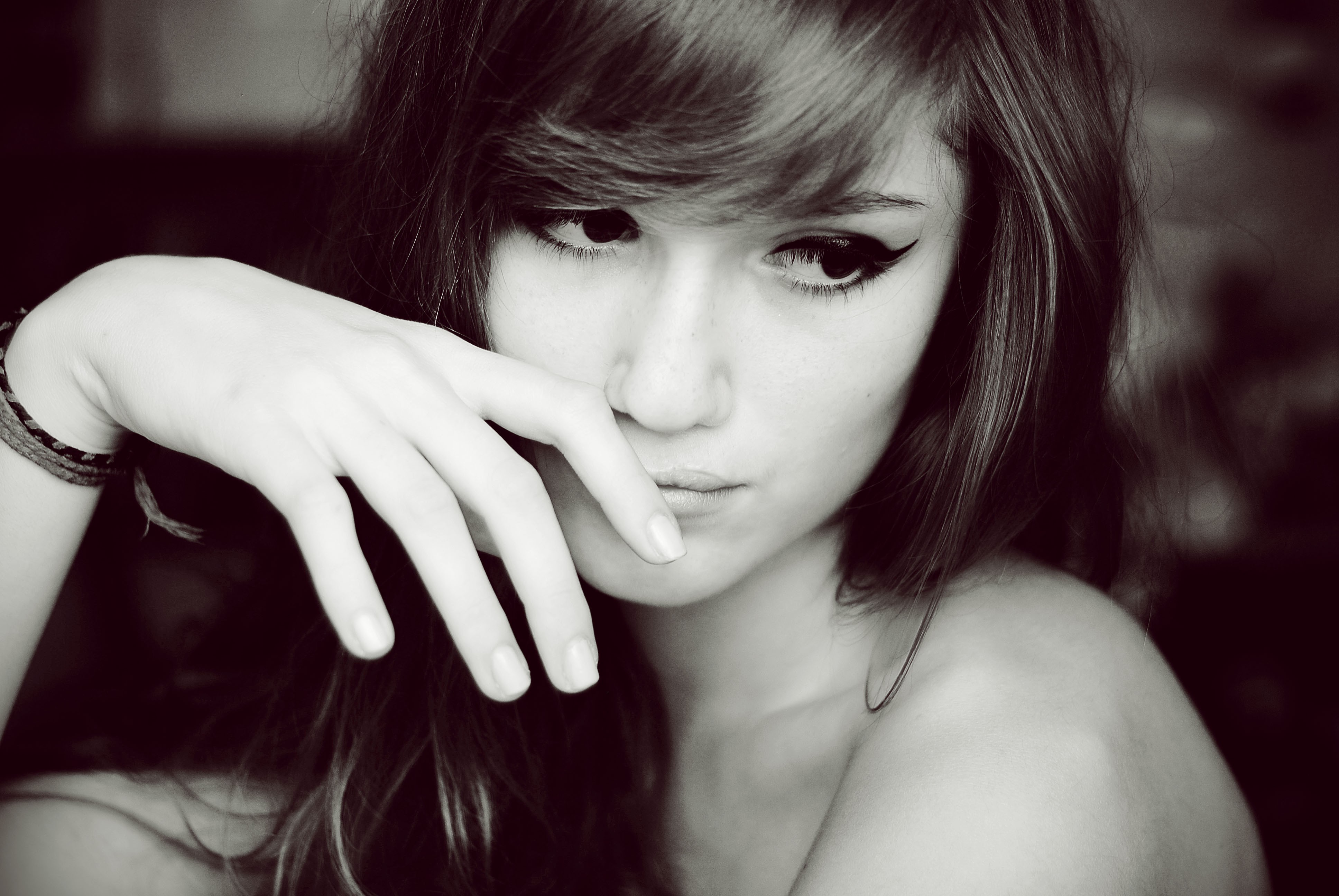 Monochrome portrait of Ruxandra Gabriela HD Wallpaper
