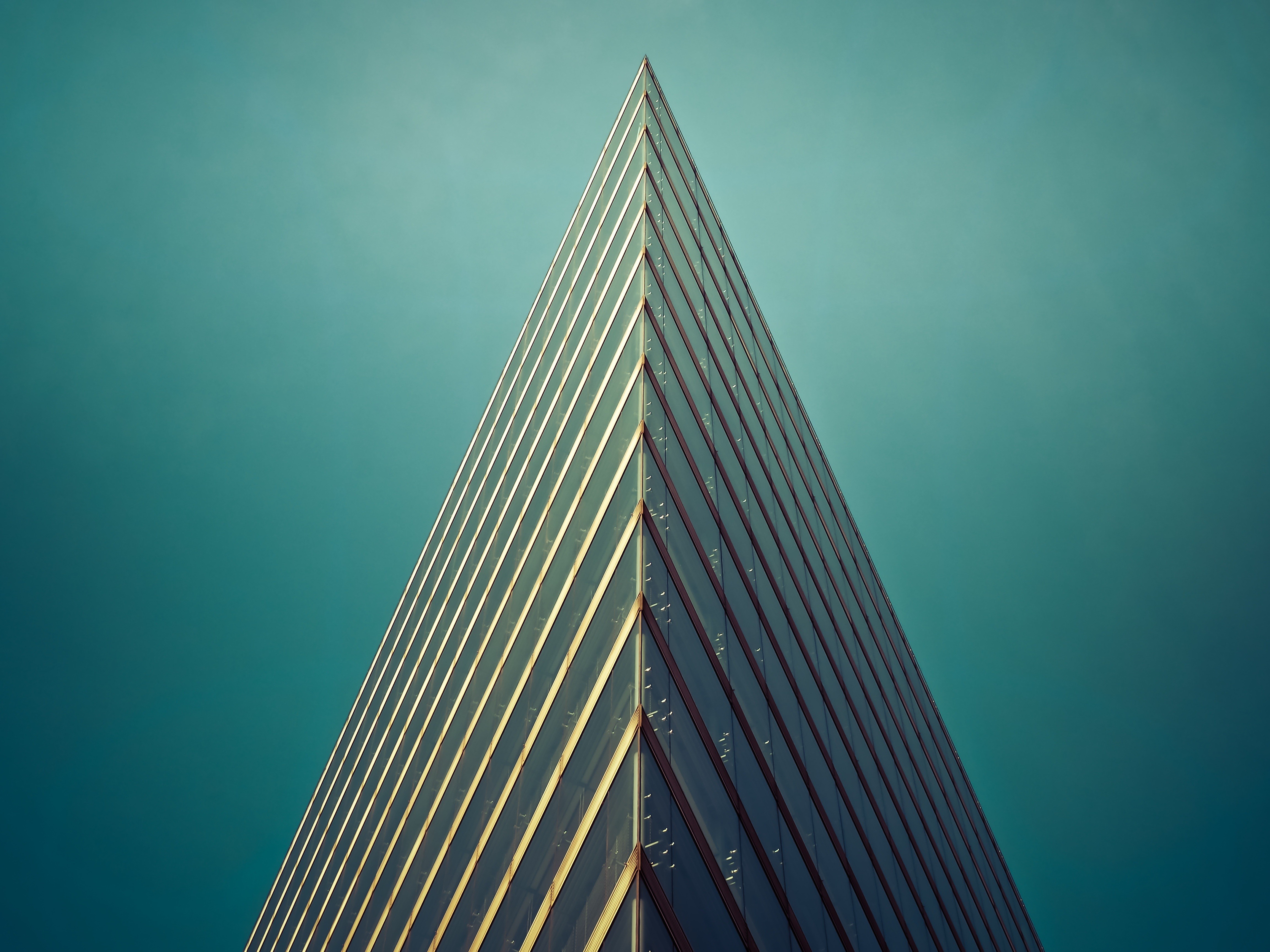 Minimalist building against a clear sky HD Wallpaper