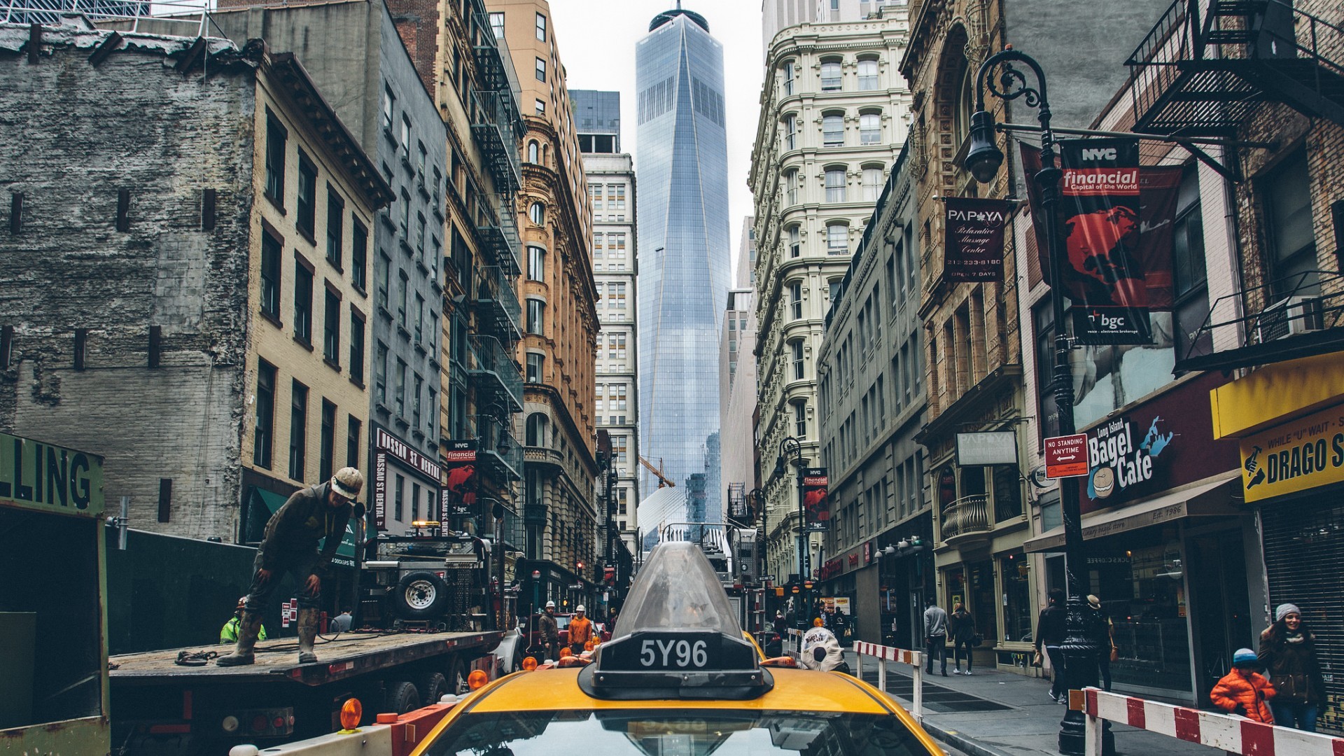 Yellow taxi in New York City with One World Trade Center HD Wallpaper