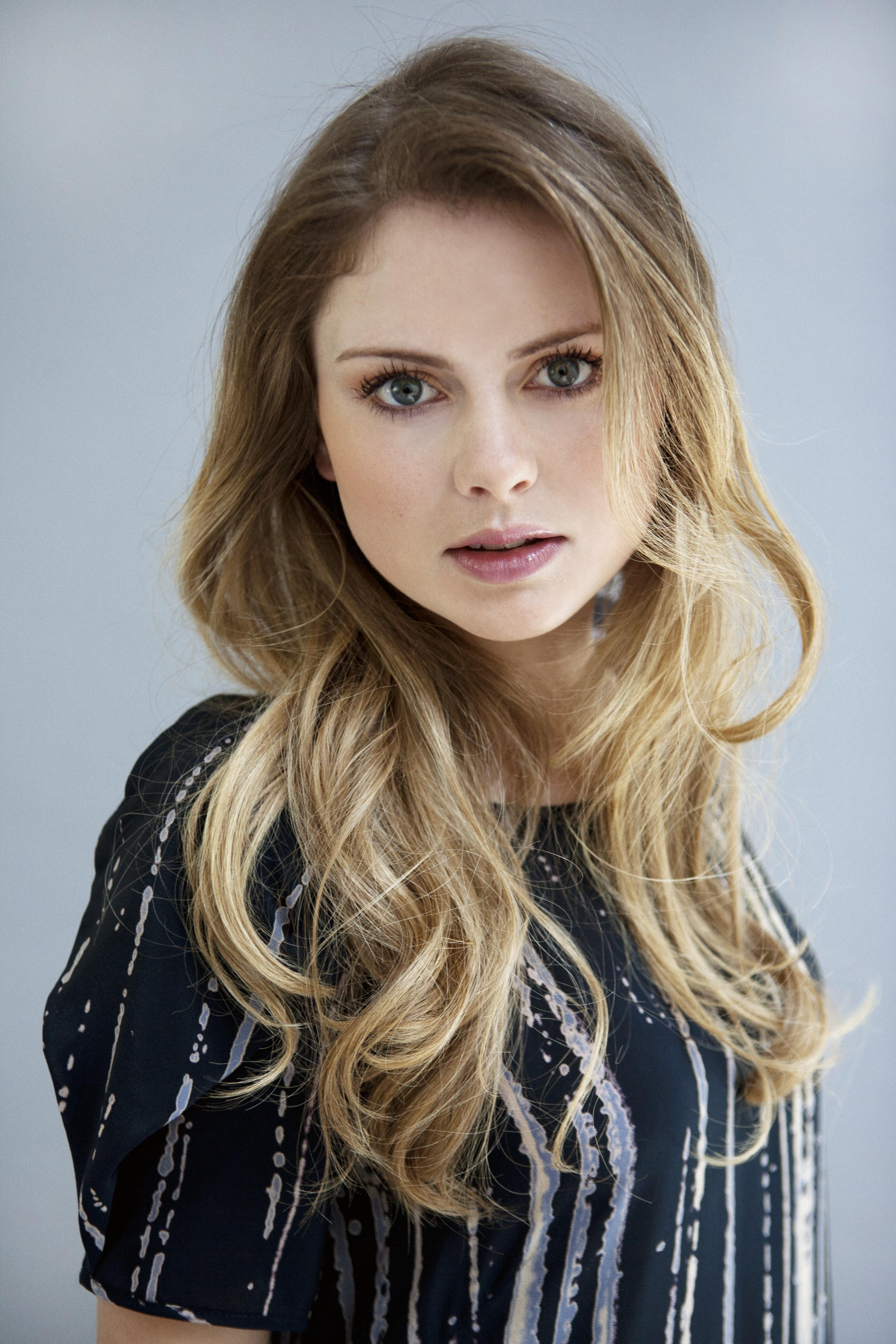 Rose McIver in a black dress with a simple background HD Wallpaper