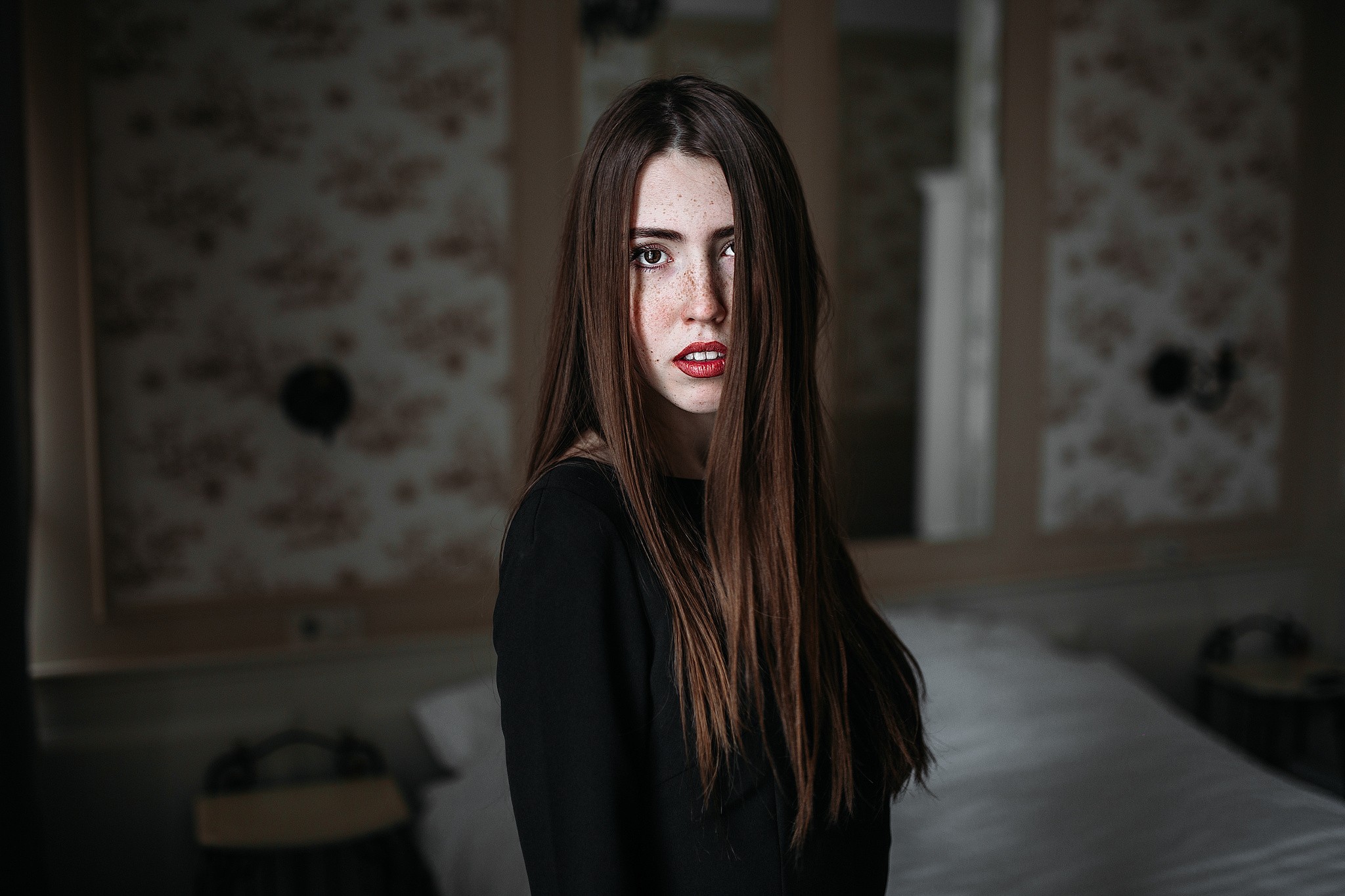 Portrait of a young woman with freckles HD Wallpaper