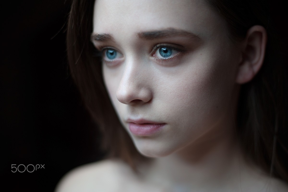 Portrait of a young woman with blue eyes HD Wallpaper