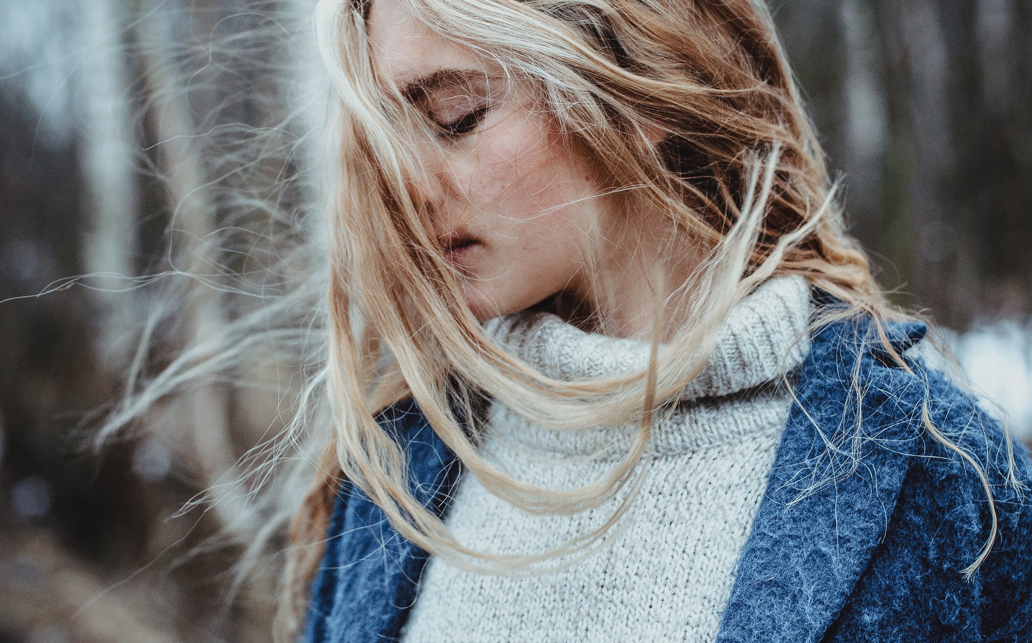 Woman with blonde hair and blue coat HD Wallpaper