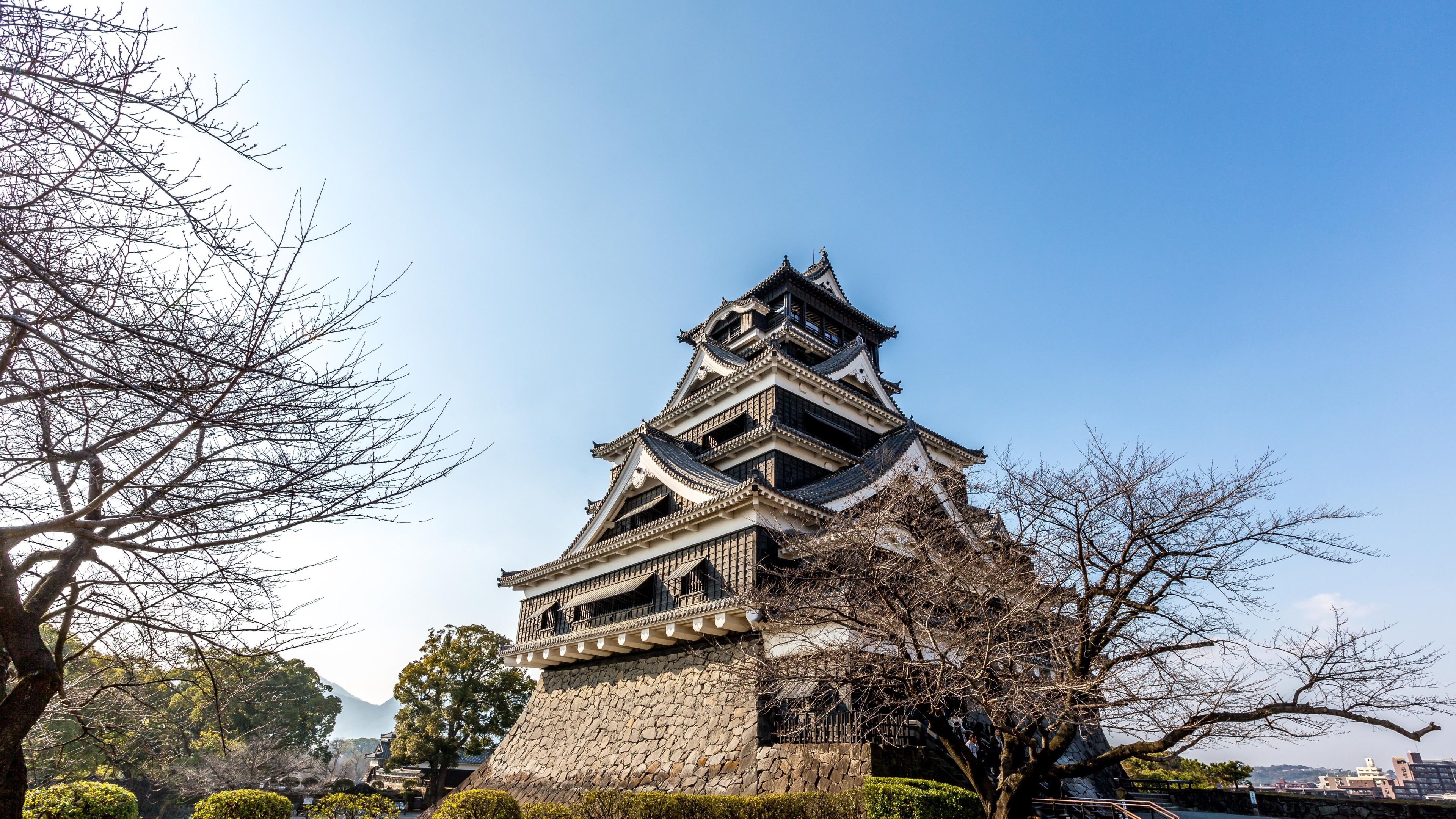 Kumamoto Castle in Japan under a clear blue sky HD Wallpaper
