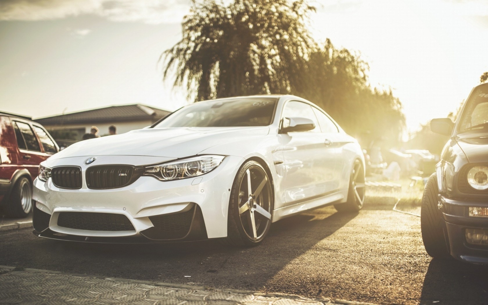 White BMW M4 coupe in sunlight HD Wallpaper