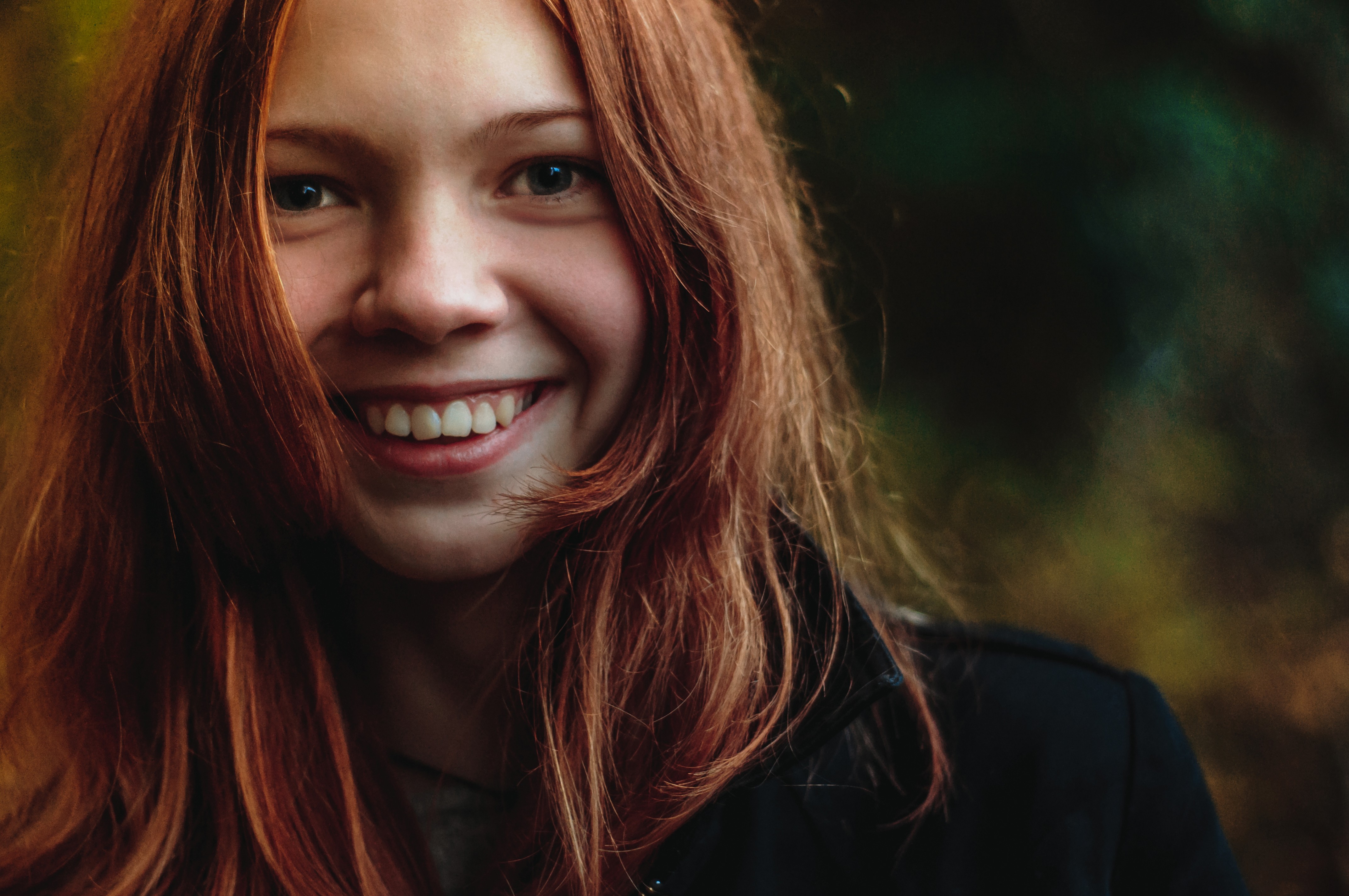 Redhead woman smiling, depth of field HD Wallpaper
