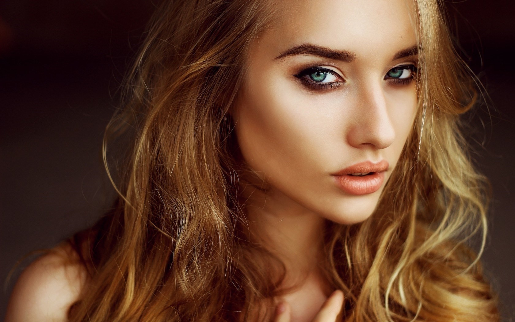 Woman with blonde hair and green eyes HD Wallpaper