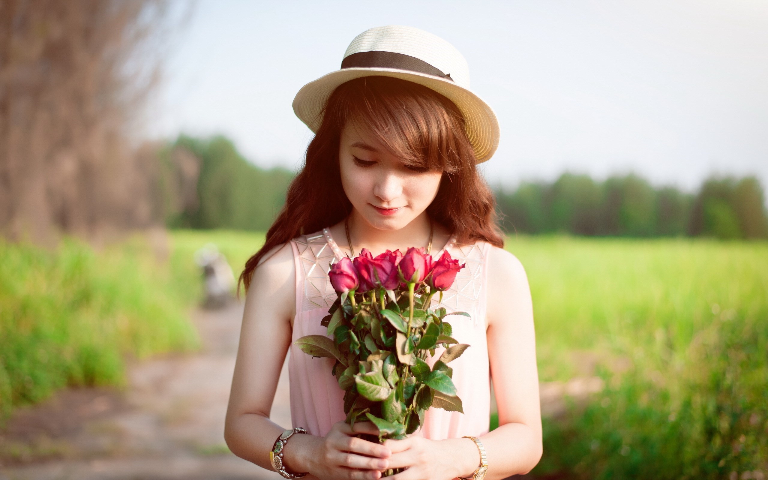 Young Asian woman holding a bouquet of red roses HD Wallpaper