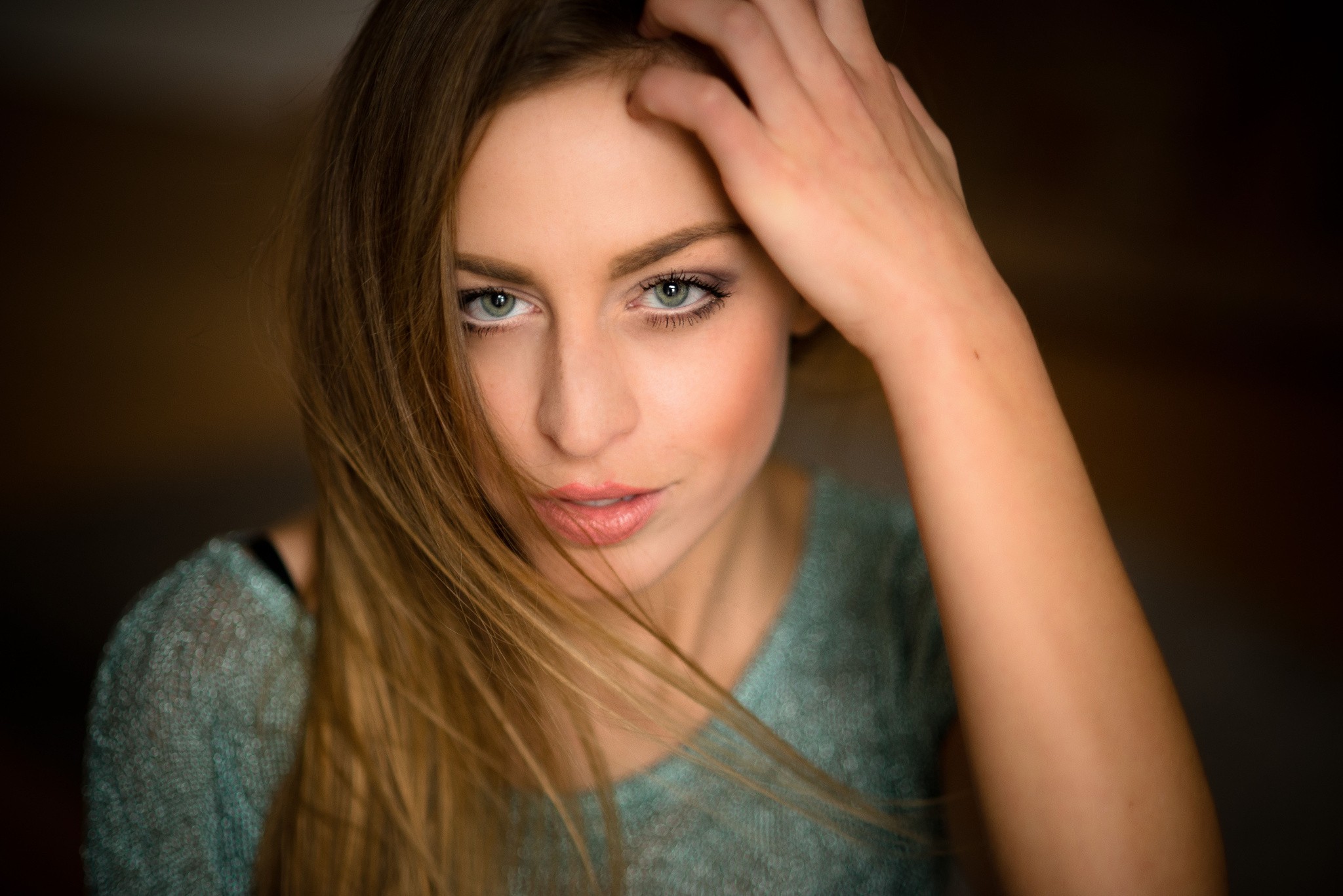 Woman with long blonde hair and green eyes HD Wallpaper