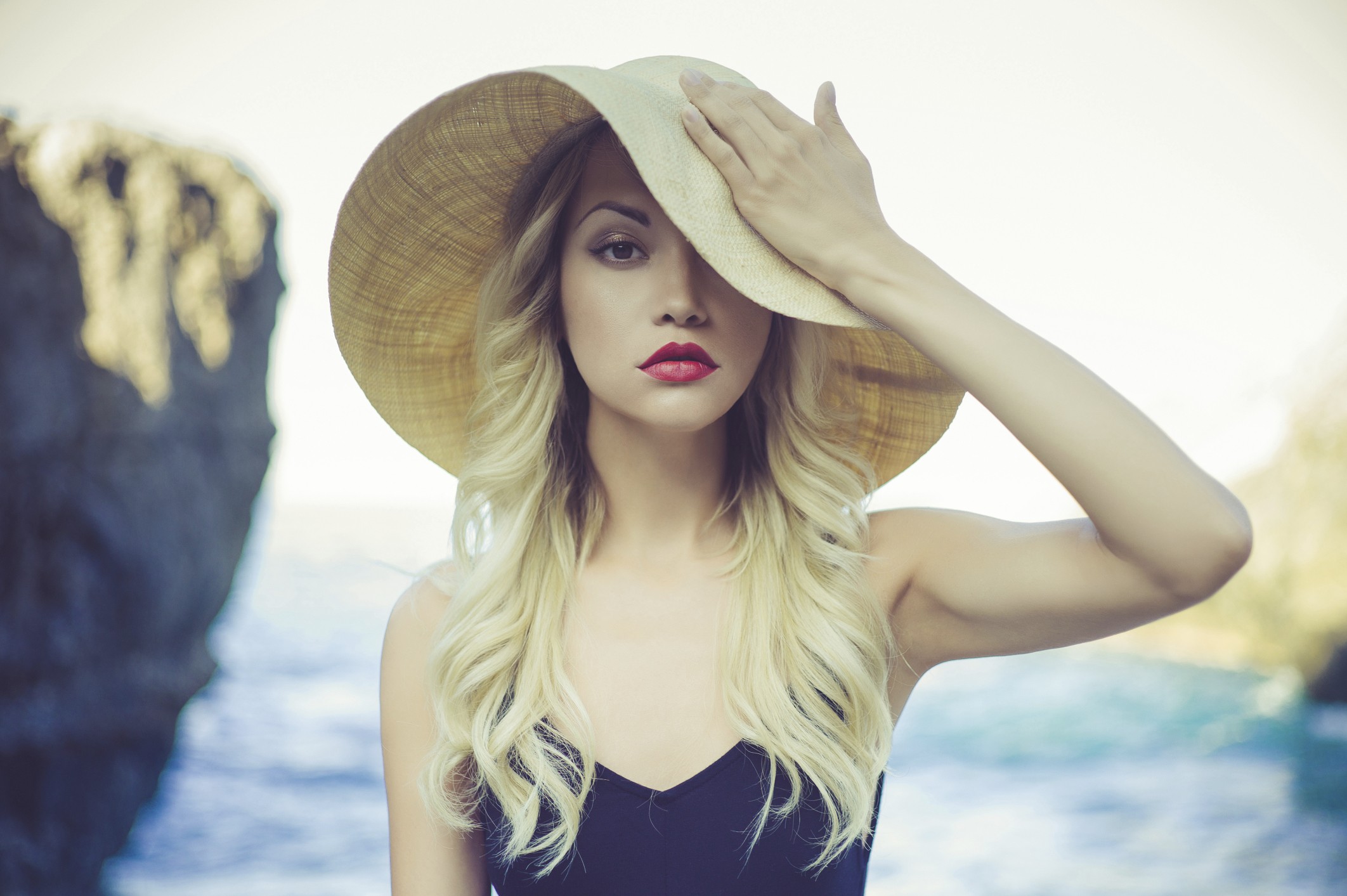 Woman in a wide-brimmed hat at the beach HD Wallpaper