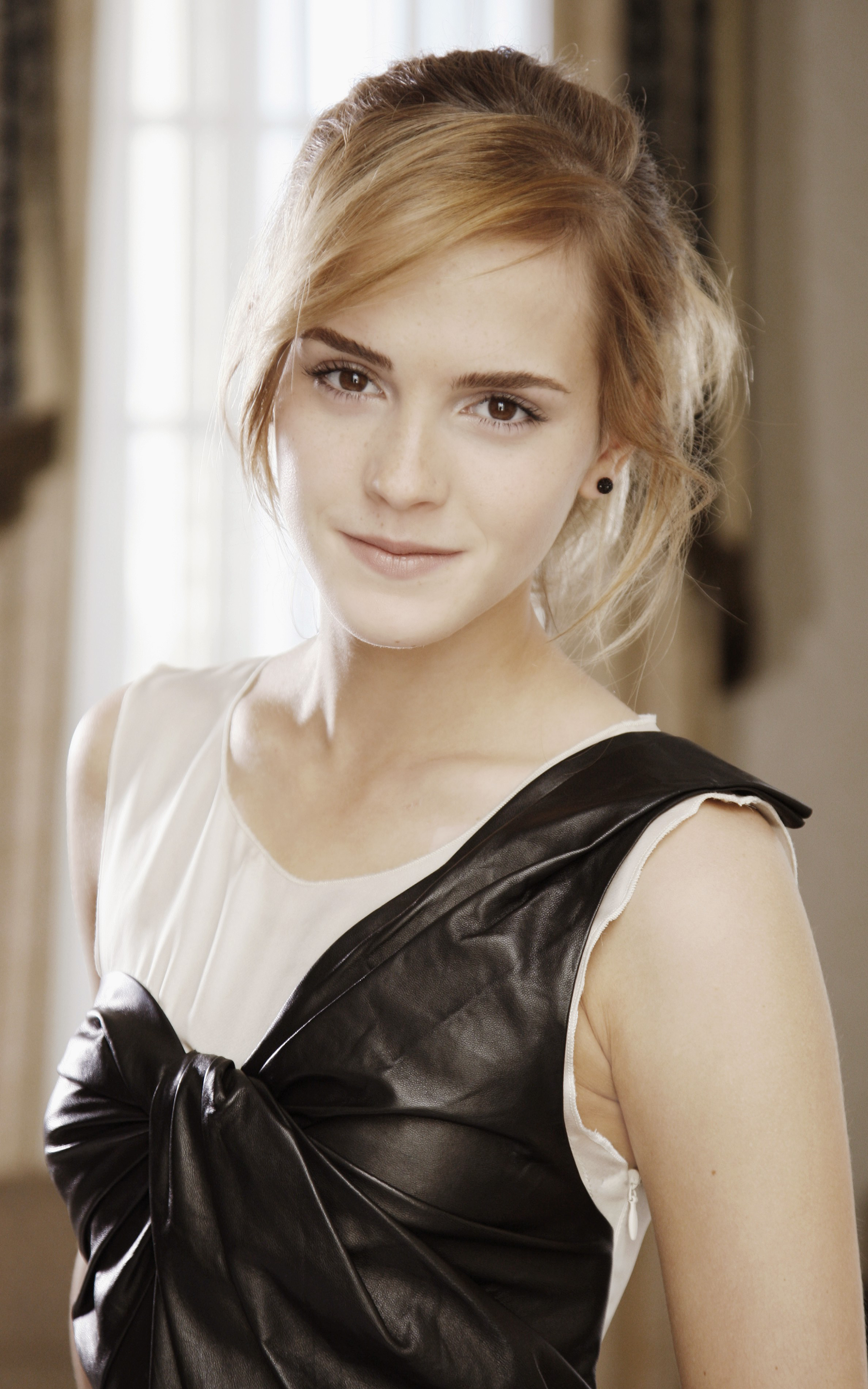 Emma Watson portrait HD Wallpaper