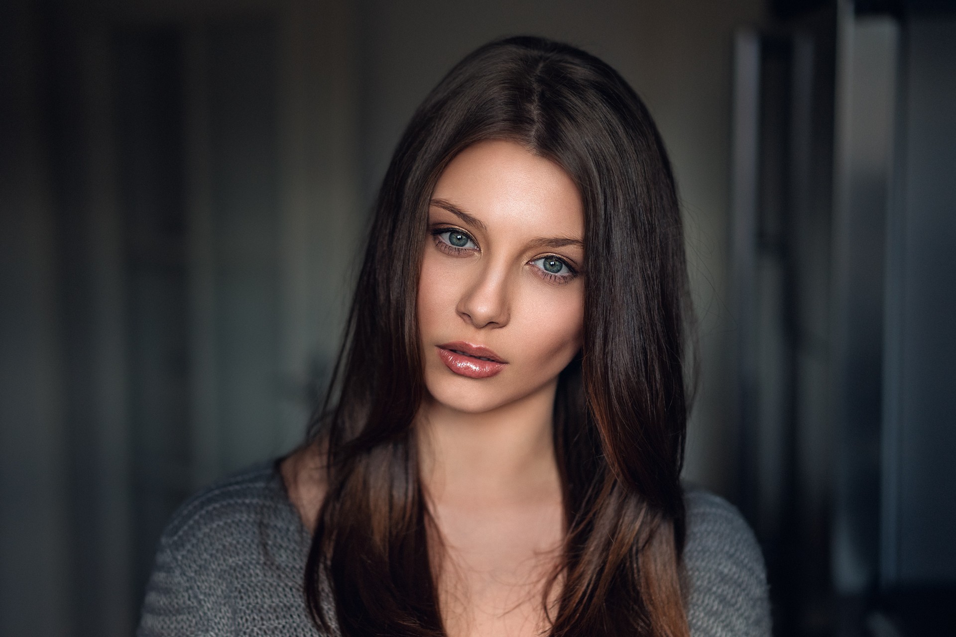 Portrait of a young woman with brown hair HD Wallpaper
