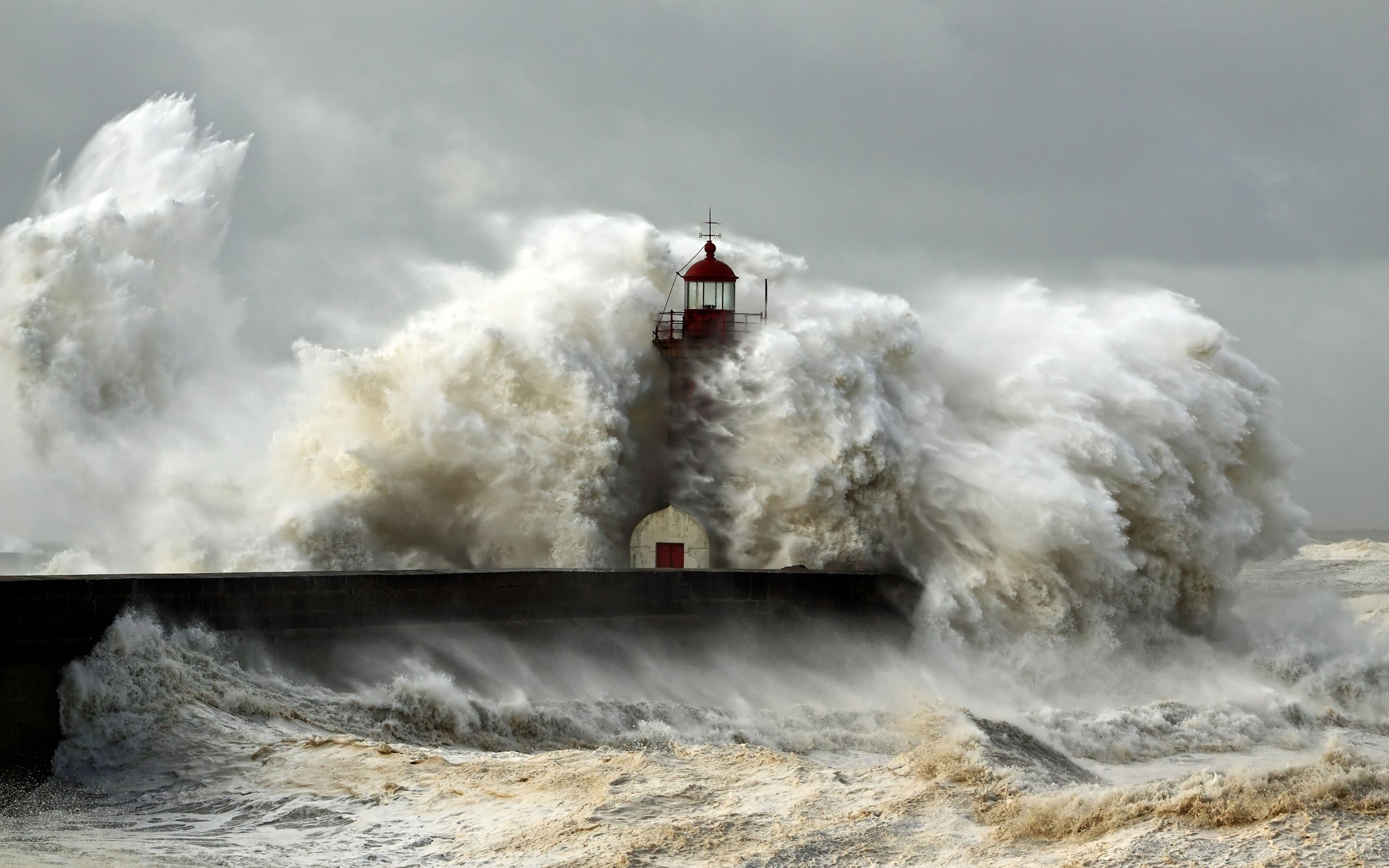 Lighthouse battered by massive waves during a storm HD Wallpaper