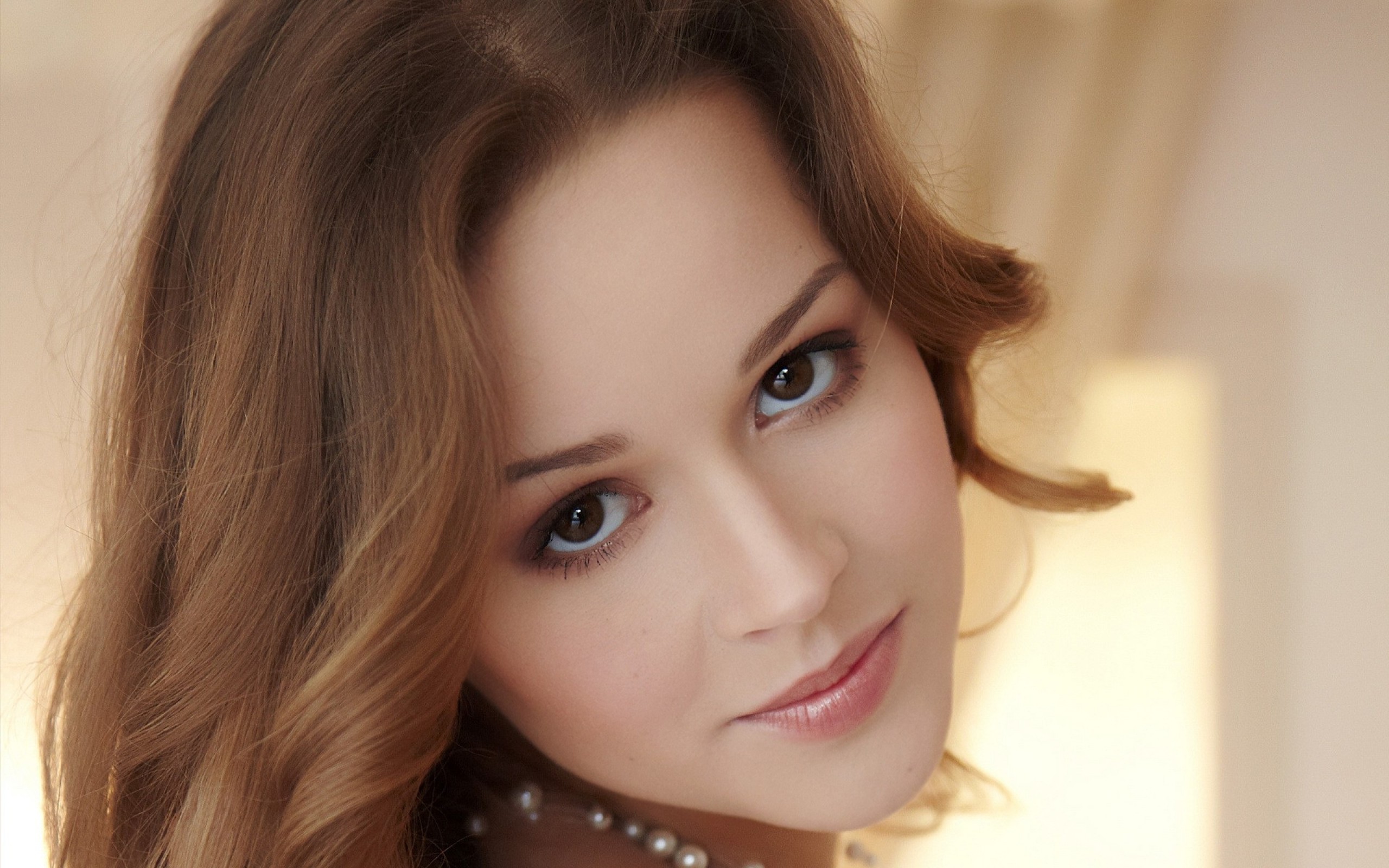 Woman with brown eyes and brunette hair HD Wallpaper