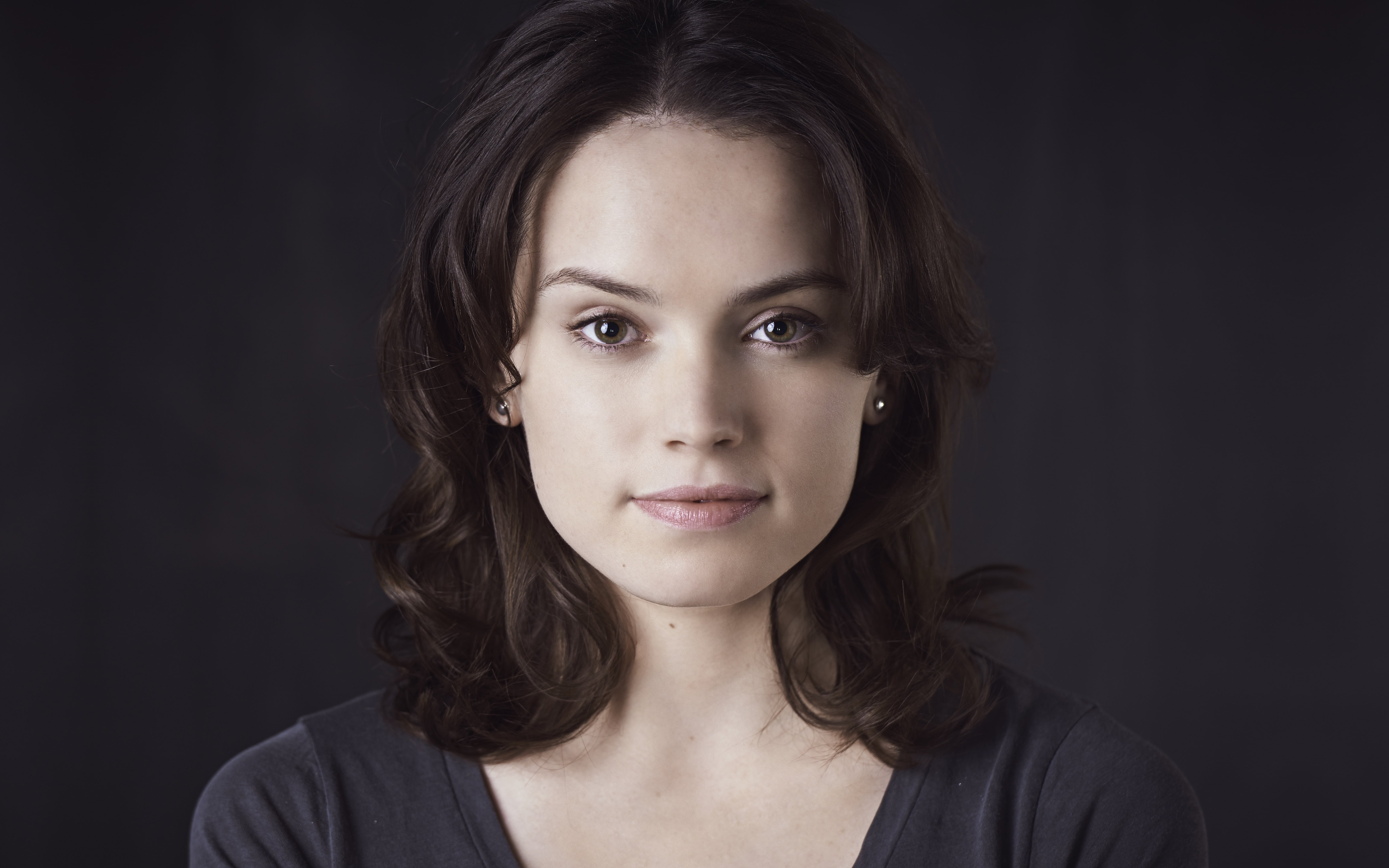 Daisy Ridley portrait HD Wallpaper