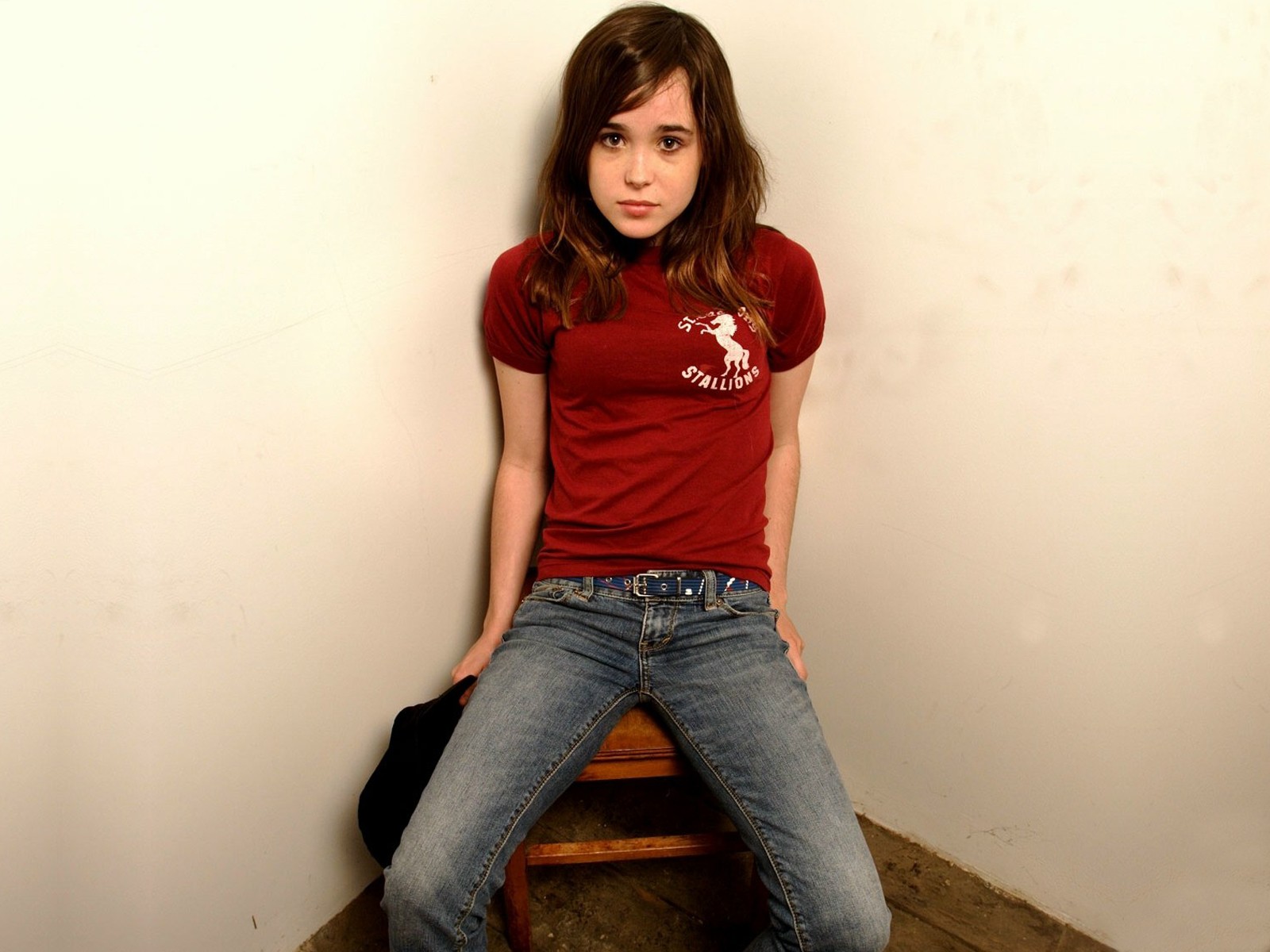 Ellen Page sitting on a stool HD Wallpaper