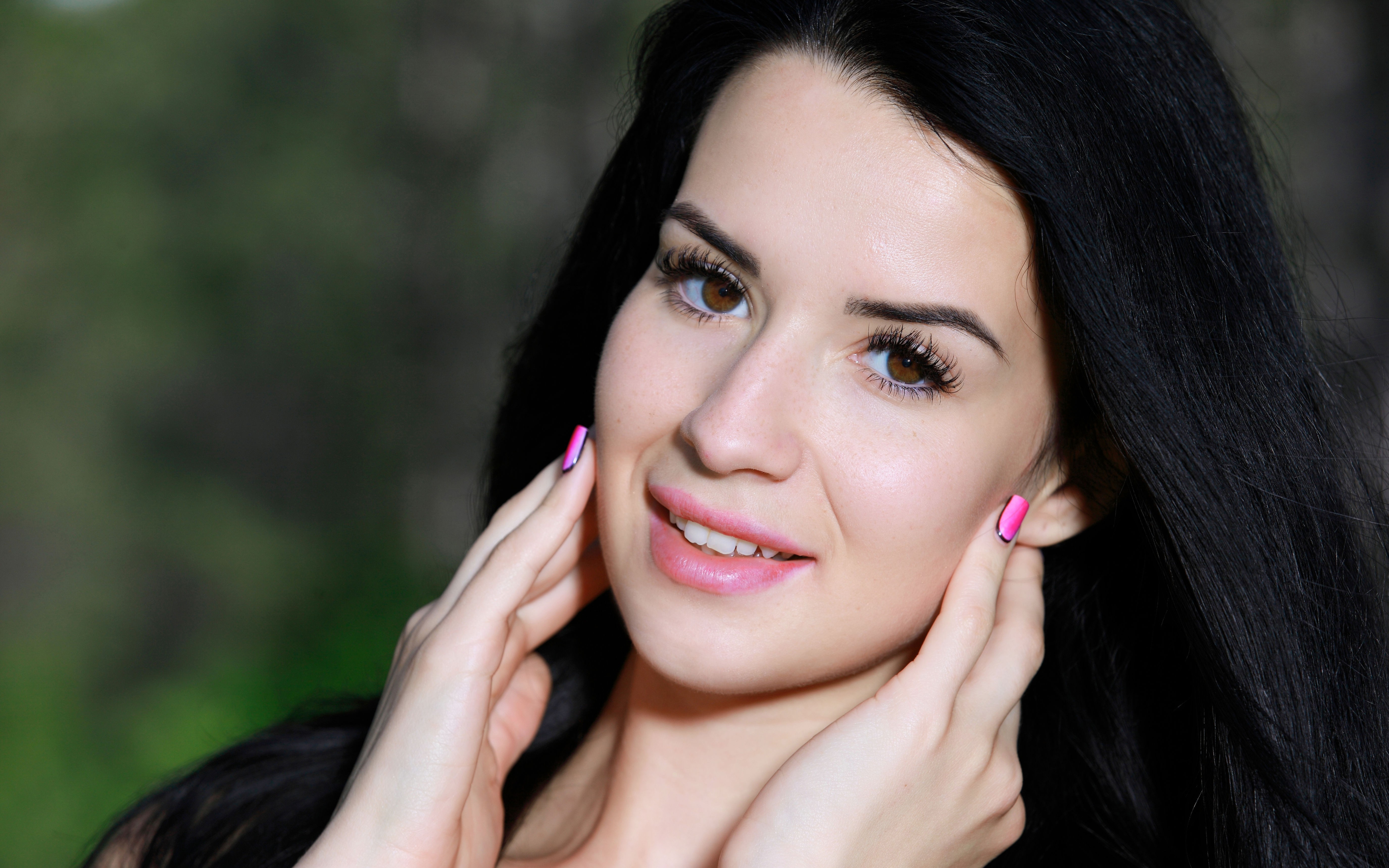 Lola Marron smiling with hands on her face outdoors HD Wallpaper