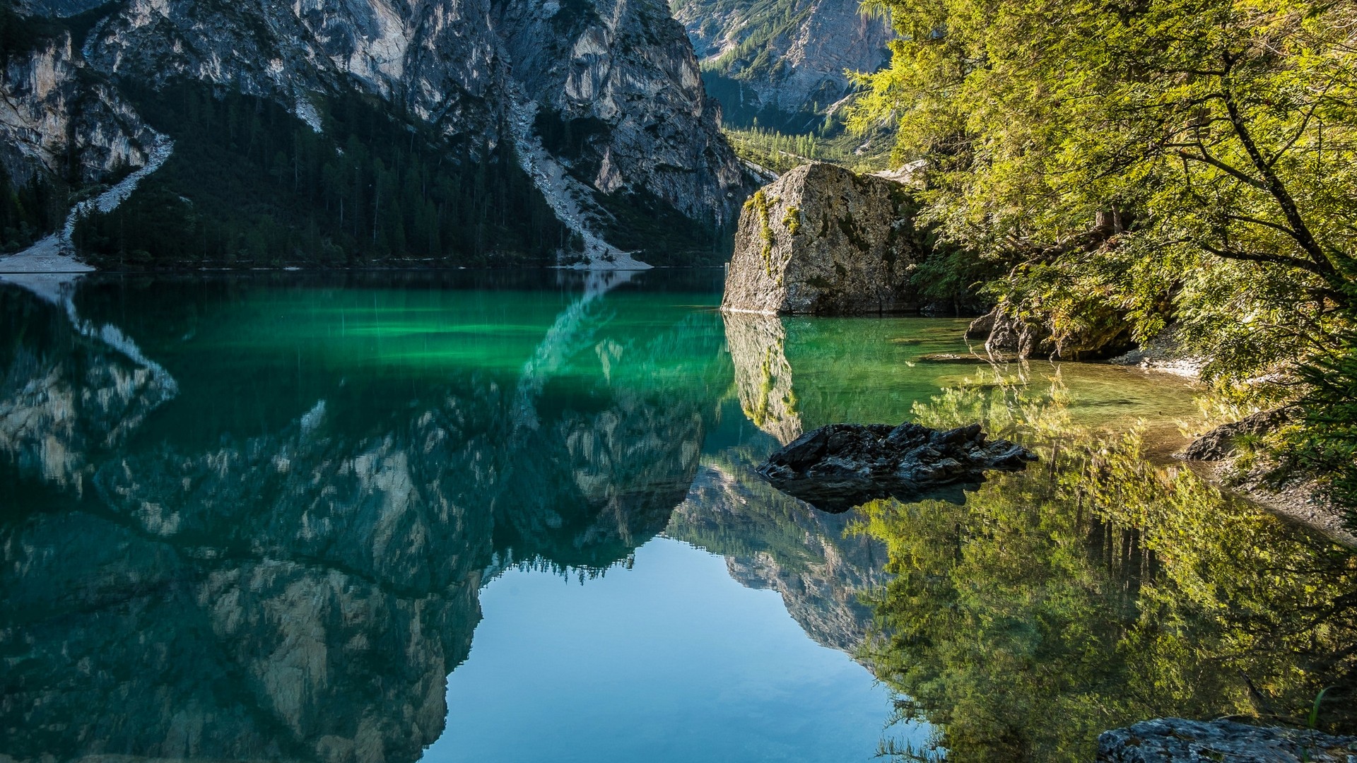 Lake with mountains and trees reflecting in the water HD Wallpaper