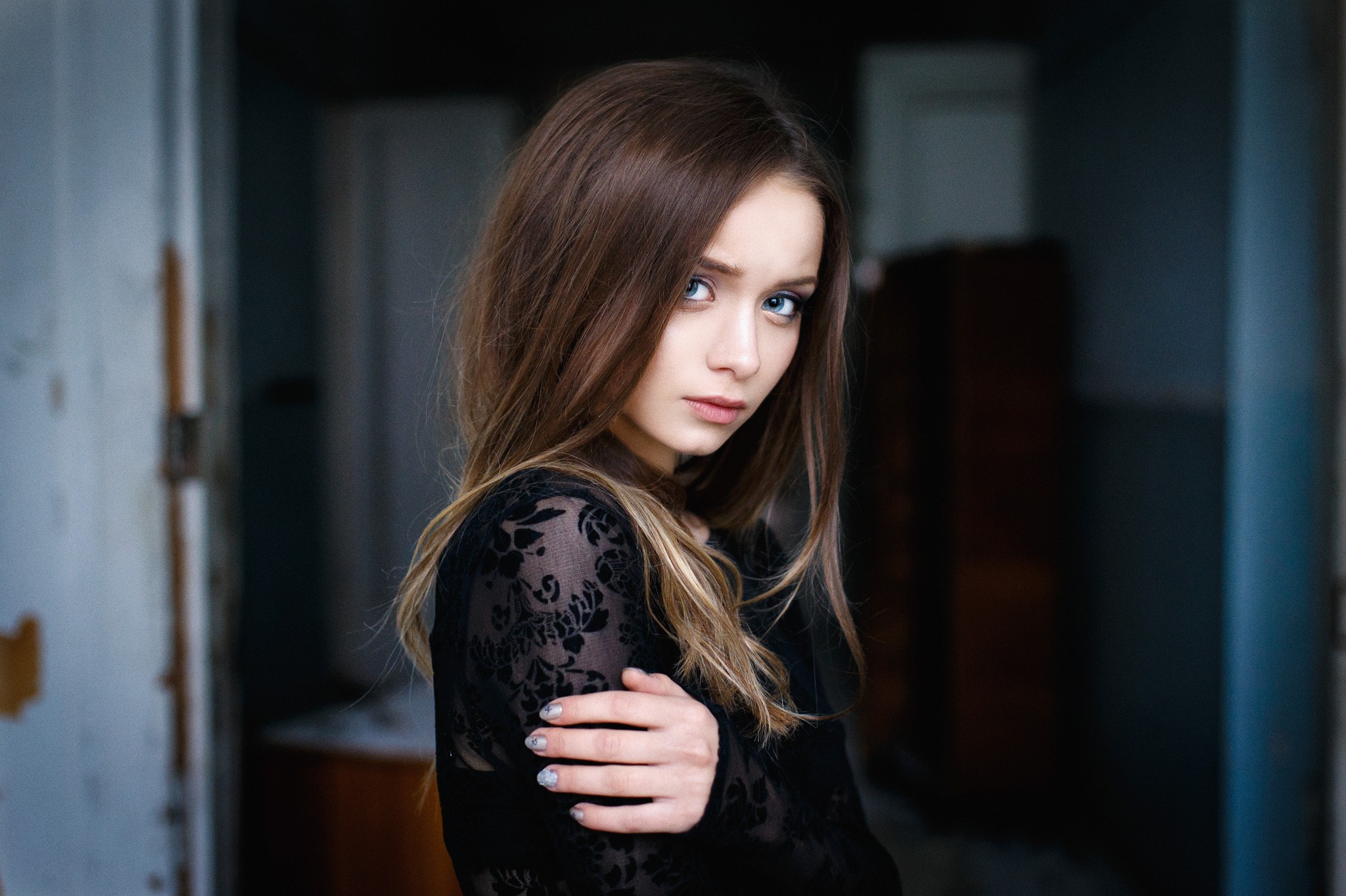 Portrait of a young woman with blue eyes HD Wallpaper