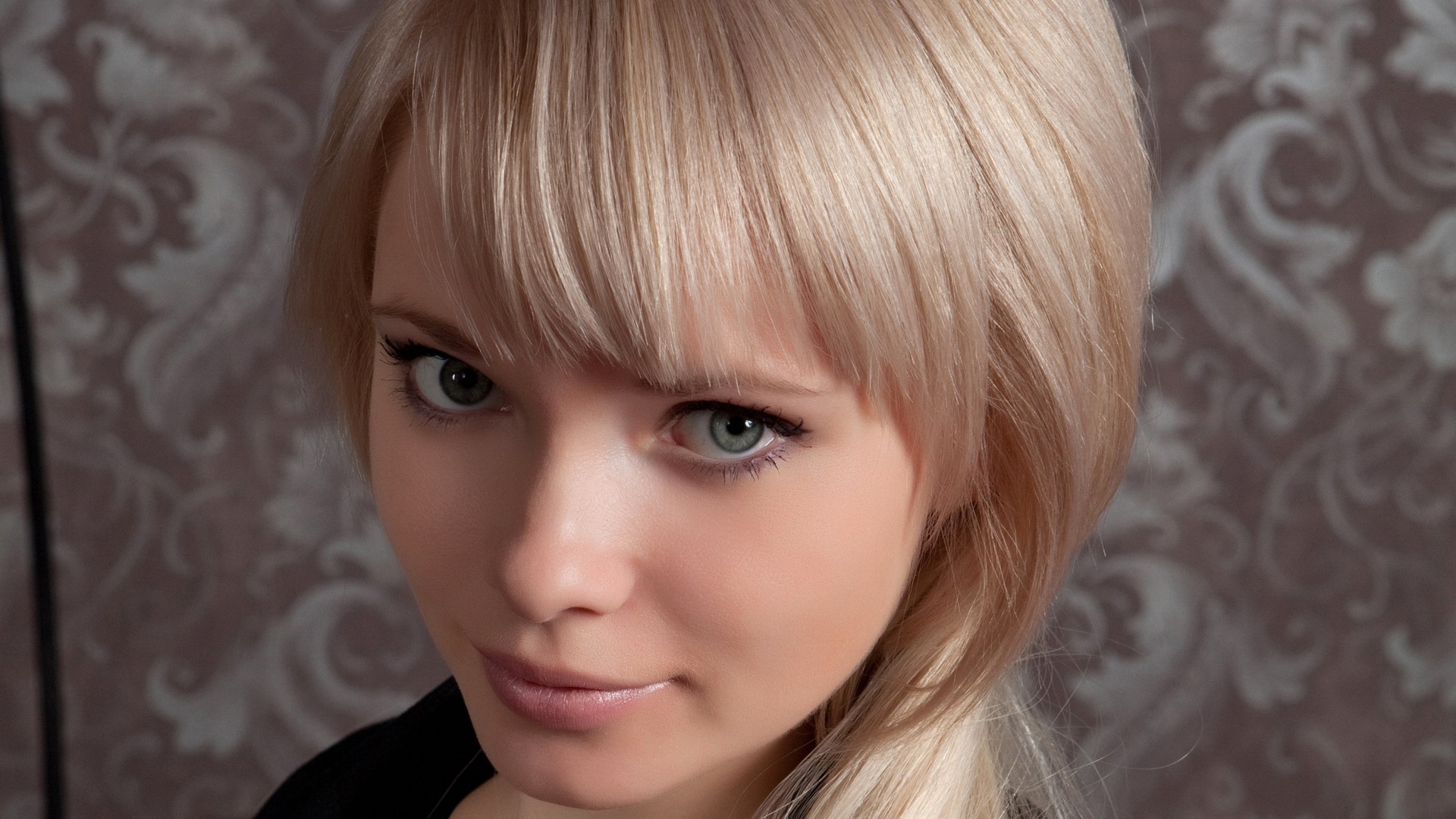 Close-up of a blonde woman with green eyes HD Wallpaper