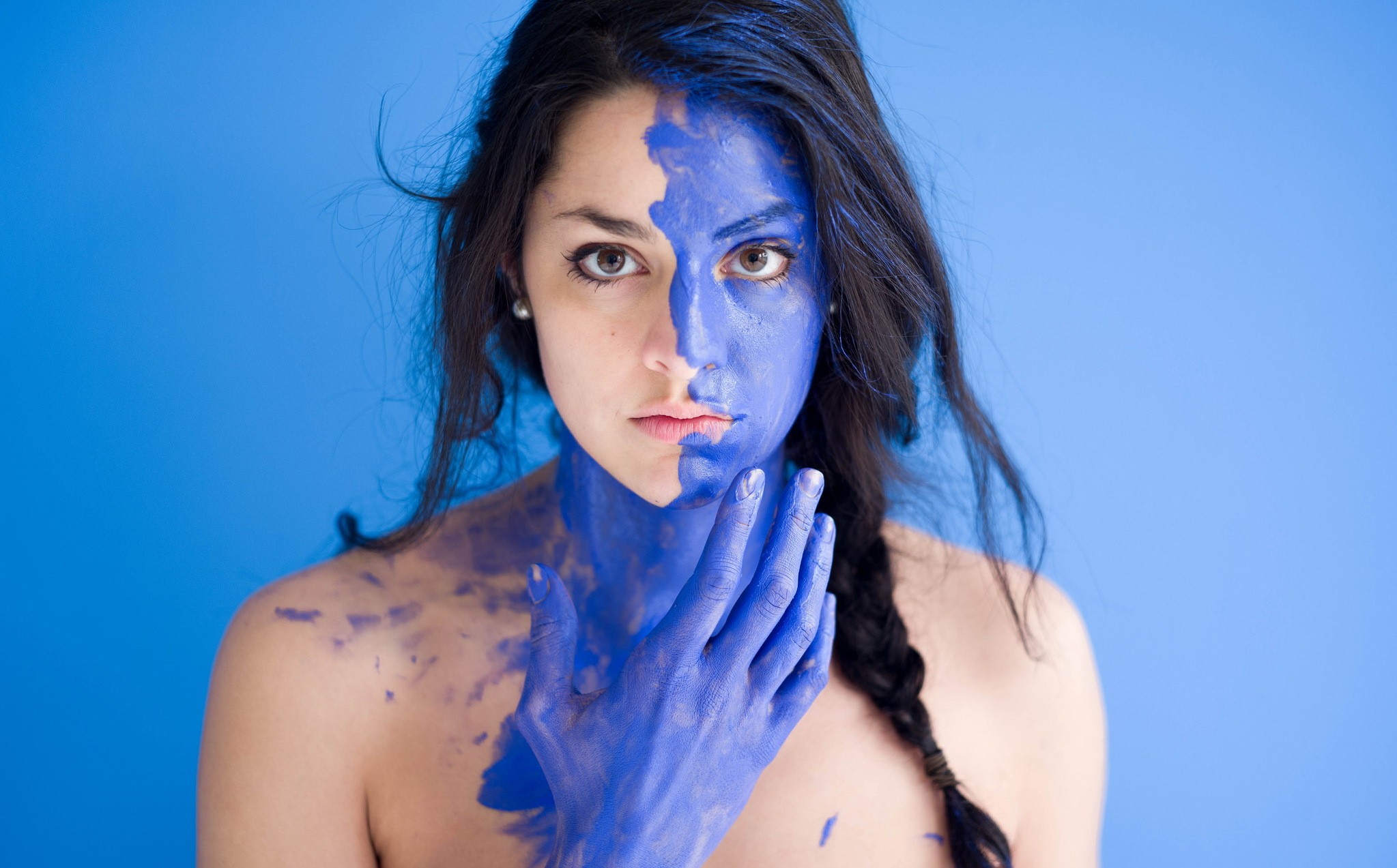 Woman with blue body paint against a blue background HD Wallpaper