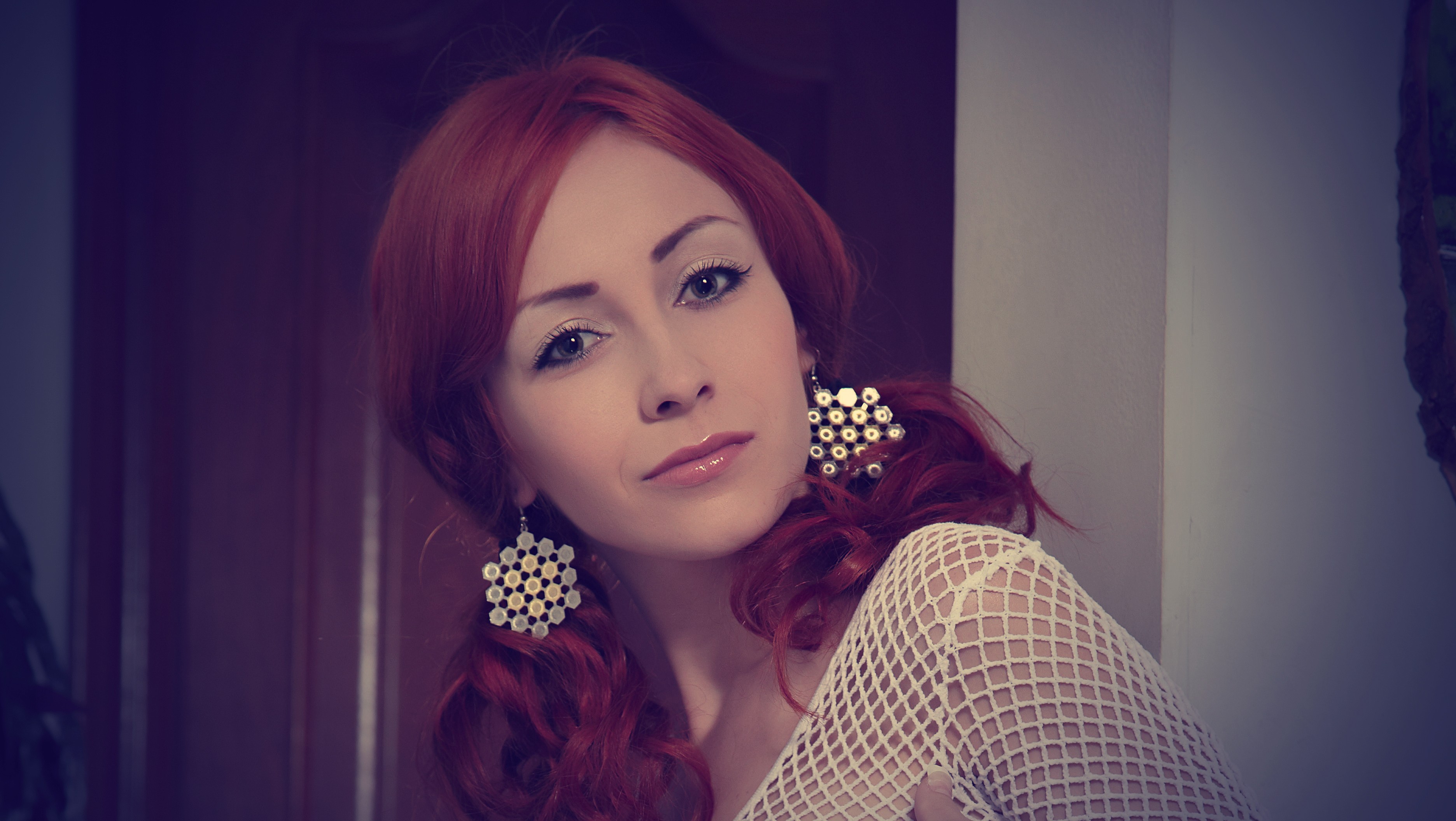 Redhead woman with large geometric earrings HD Wallpaper