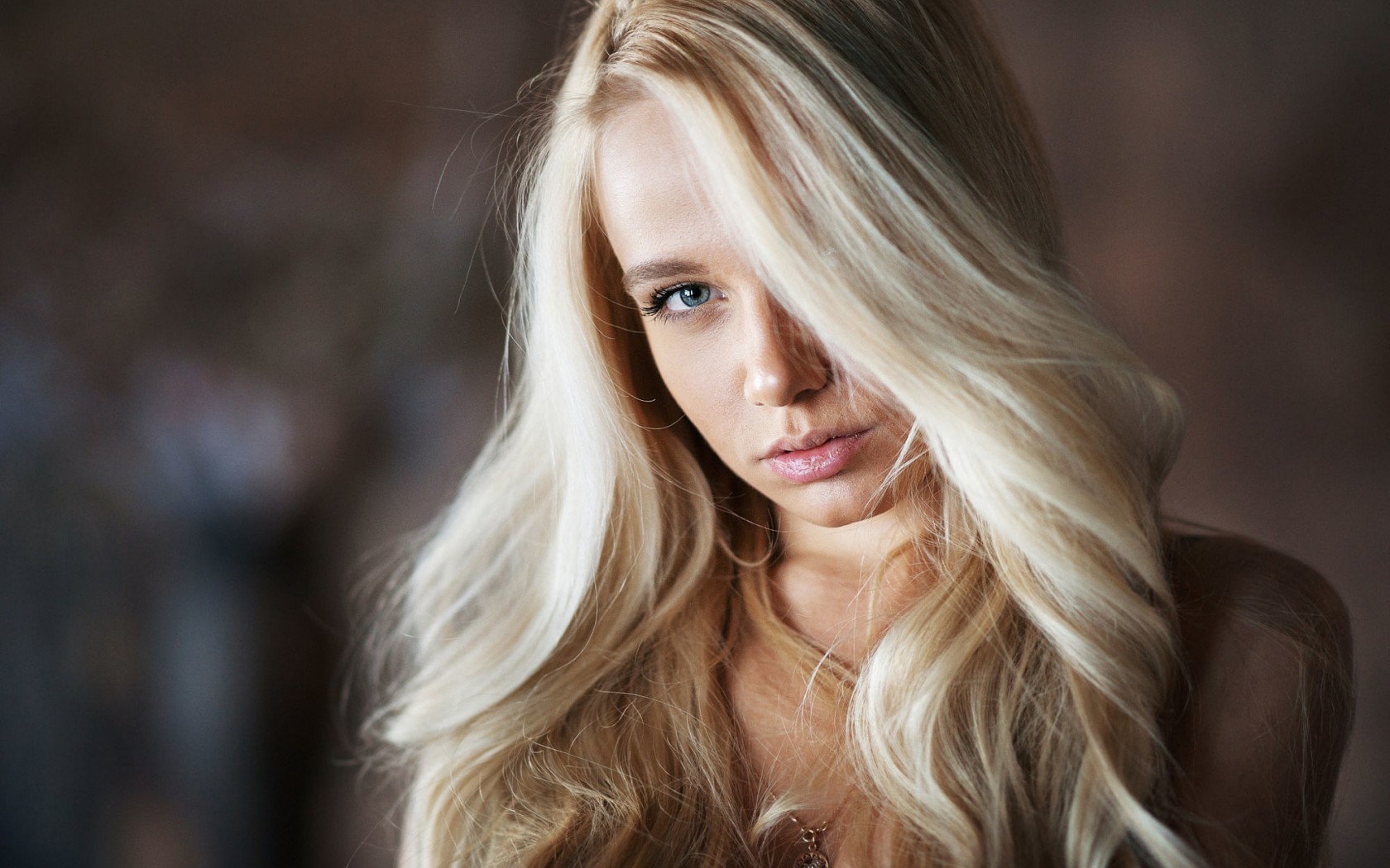 Blonde woman with blue eyes and wavy hair HD Wallpaper