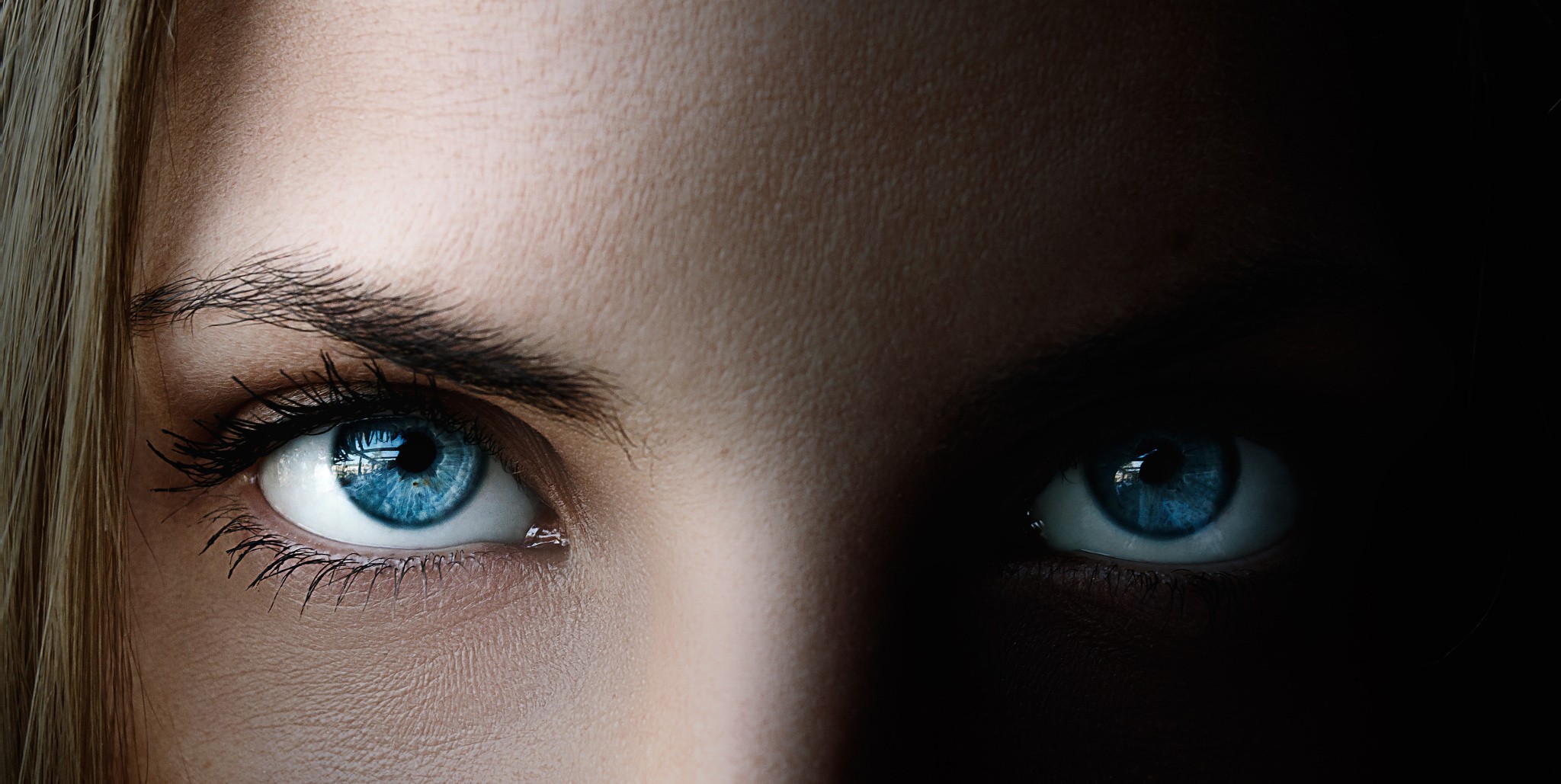 Close-up of a woman's blue eyes HD Wallpaper