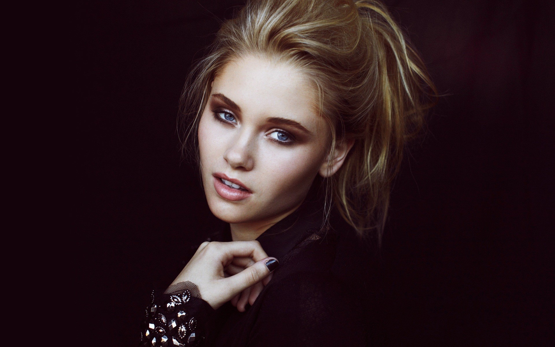 Woman with blue eyes and blonde hair HD Wallpaper