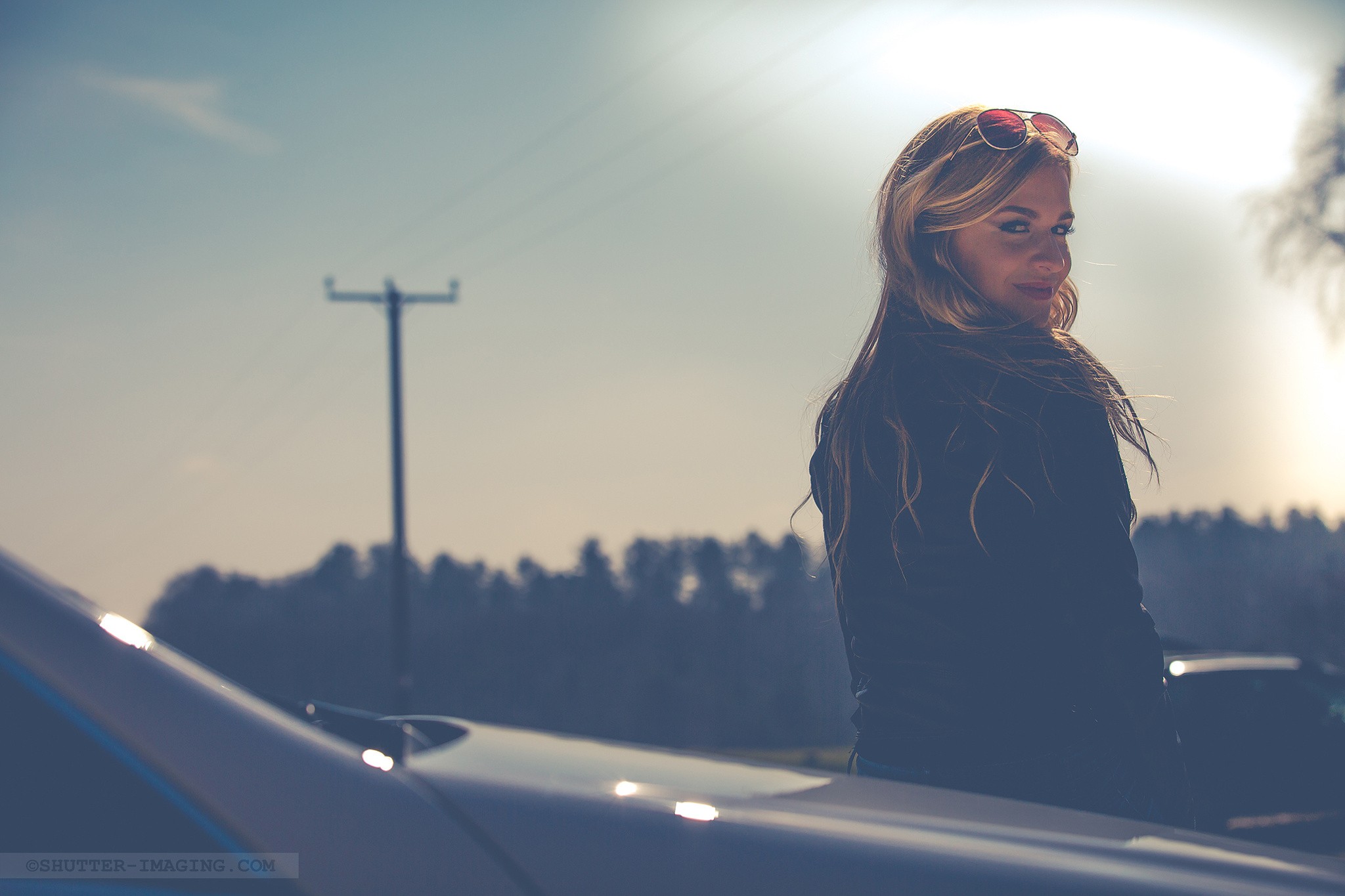 Woman with sunglasses leaning on a car HD Wallpaper