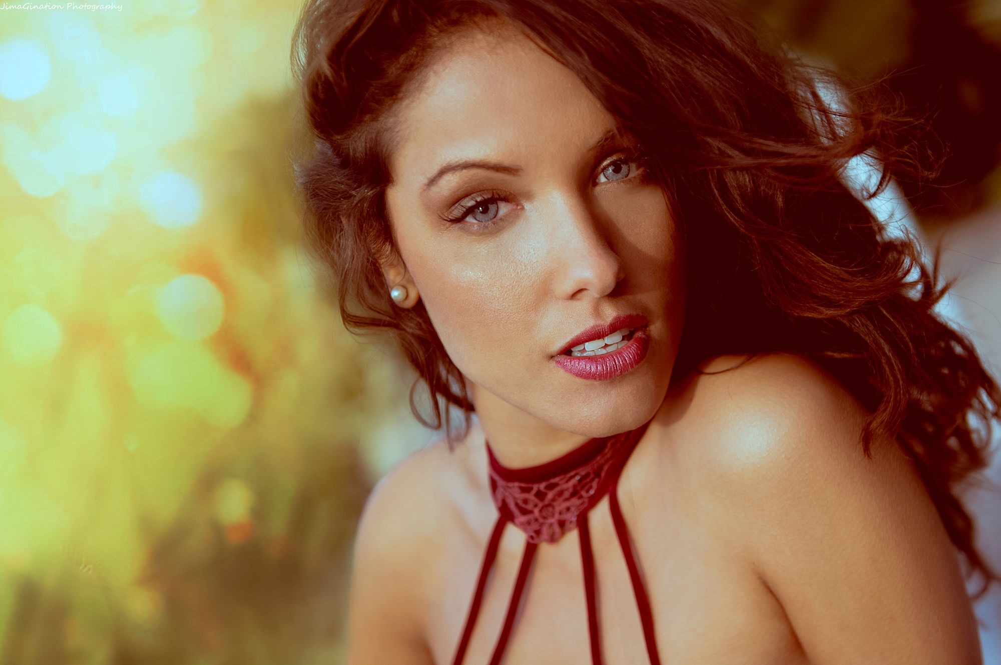 Woman with curly hair and blue eyes looking at viewer HD Wallpaper