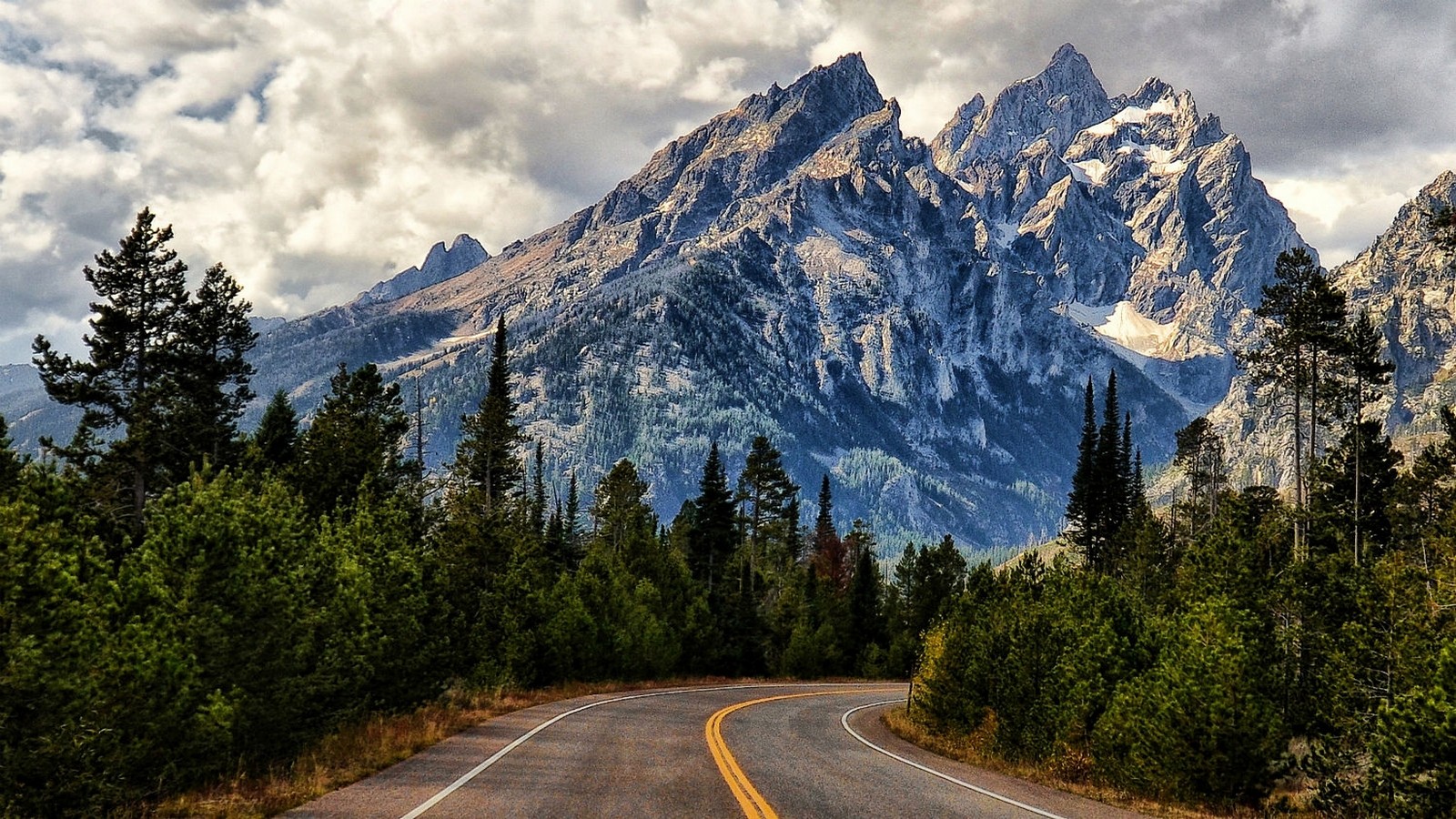 Road leading to the Teton Mountains in Wyoming HD Wallpaper