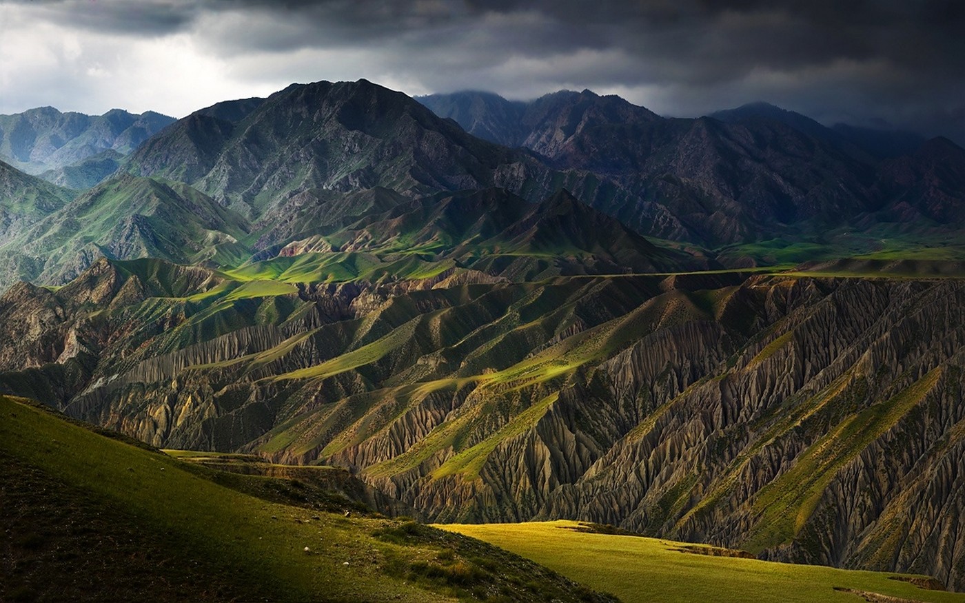 Sunlight on mountains and canyons in China under storm clouds HD Wallpaper