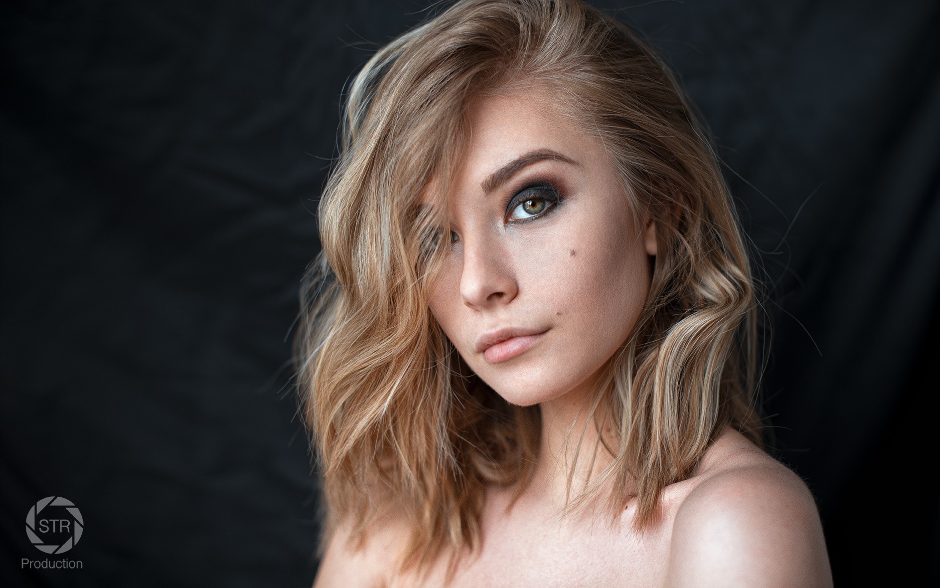 Portrait of a woman with blonde hair and smoky eyes HD Wallpaper
