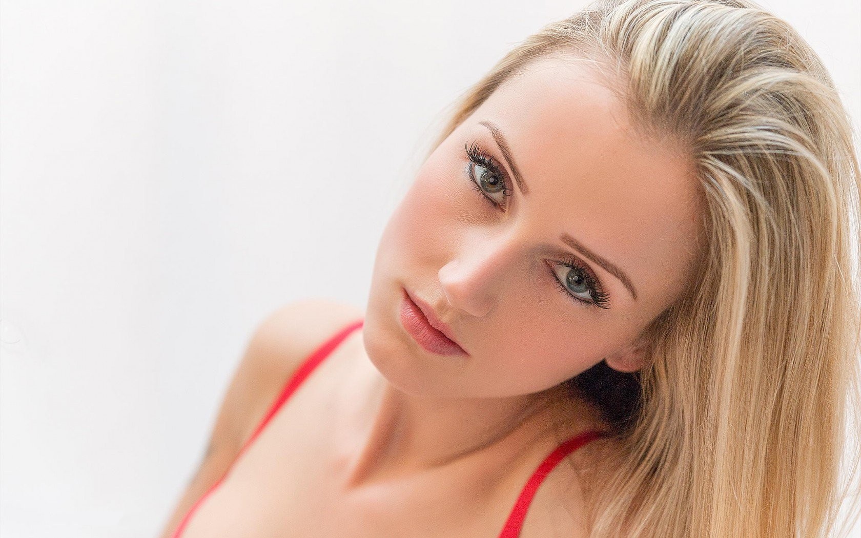 Close-up of a blonde woman with long hair HD Wallpaper