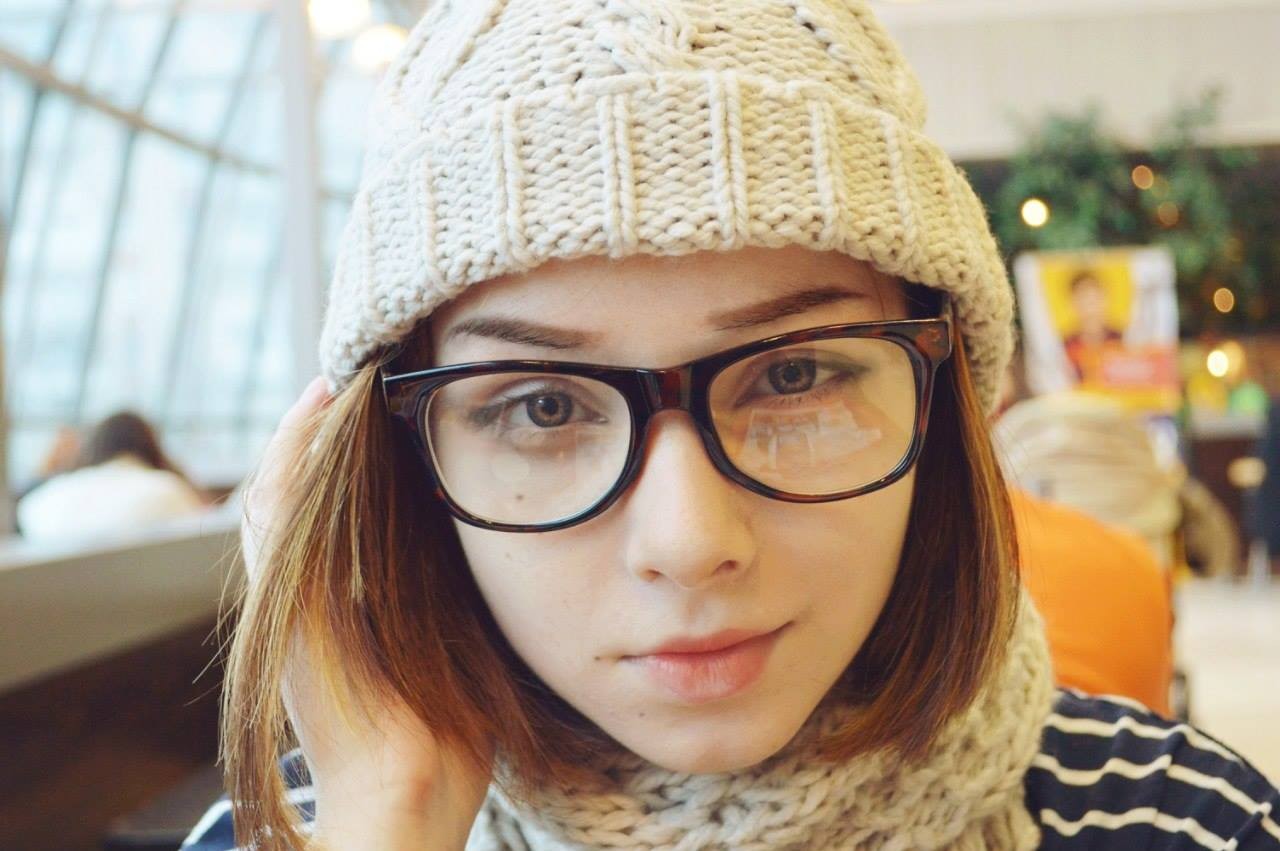 Katya Lischina wearing glasses and a beanie HD Wallpaper
