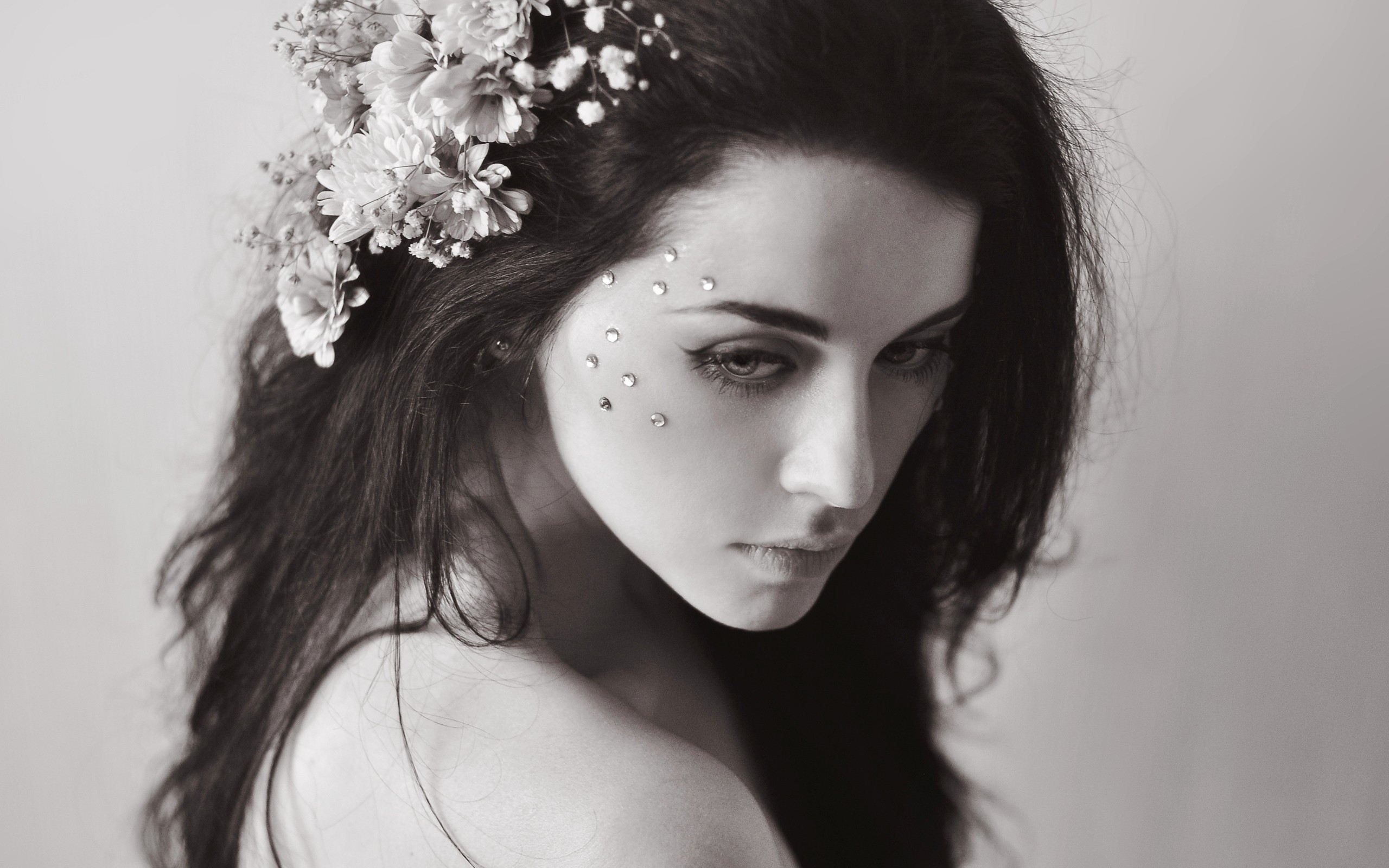 Monochrome portrait of a woman with flowers in her hair HD Wallpaper