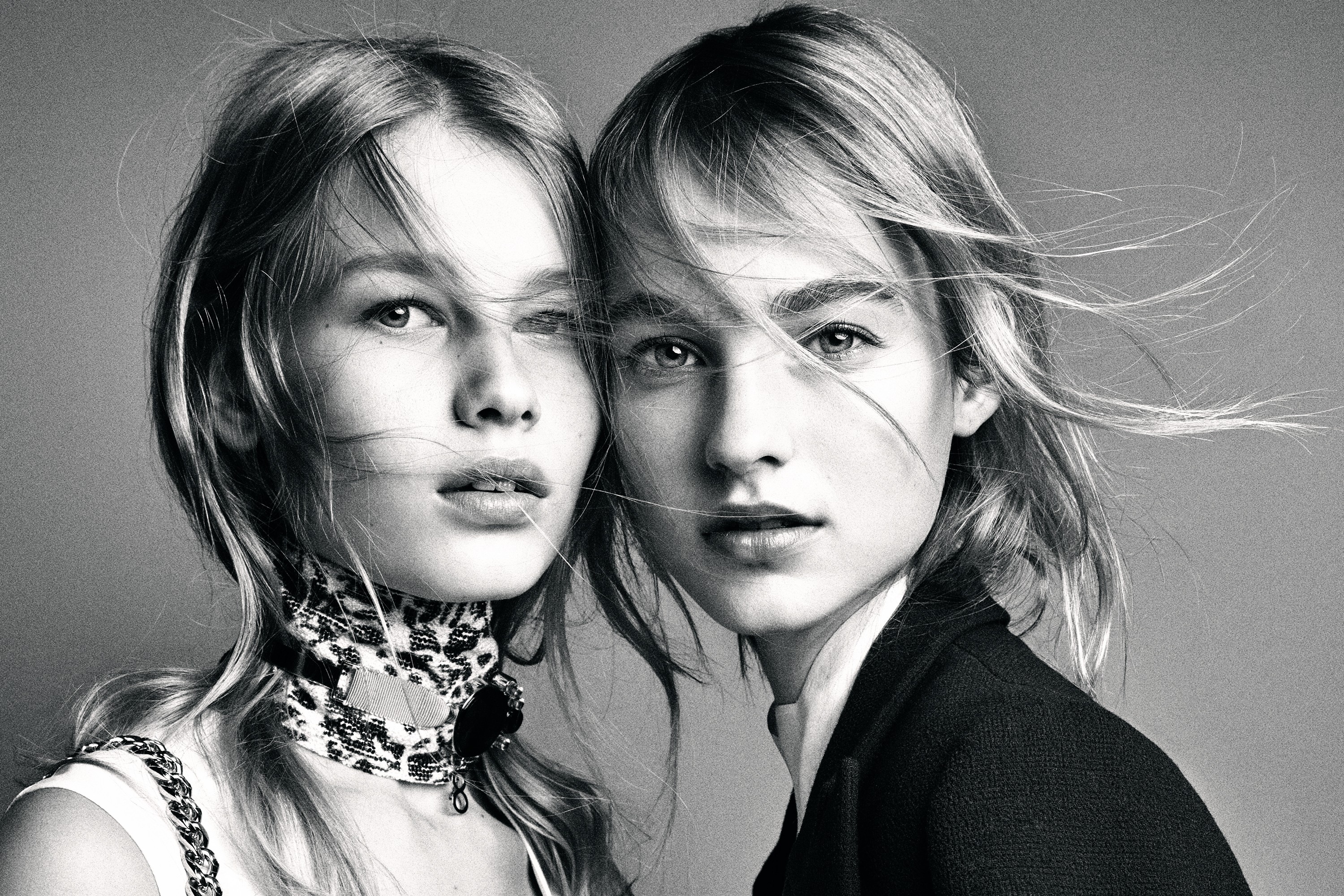 Two young women in a monochrome portrait HD Wallpaper
