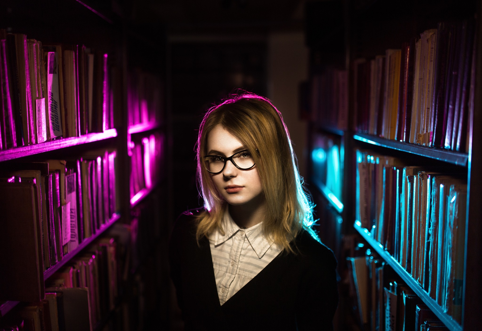 Woman with glasses in a library HD Wallpaper