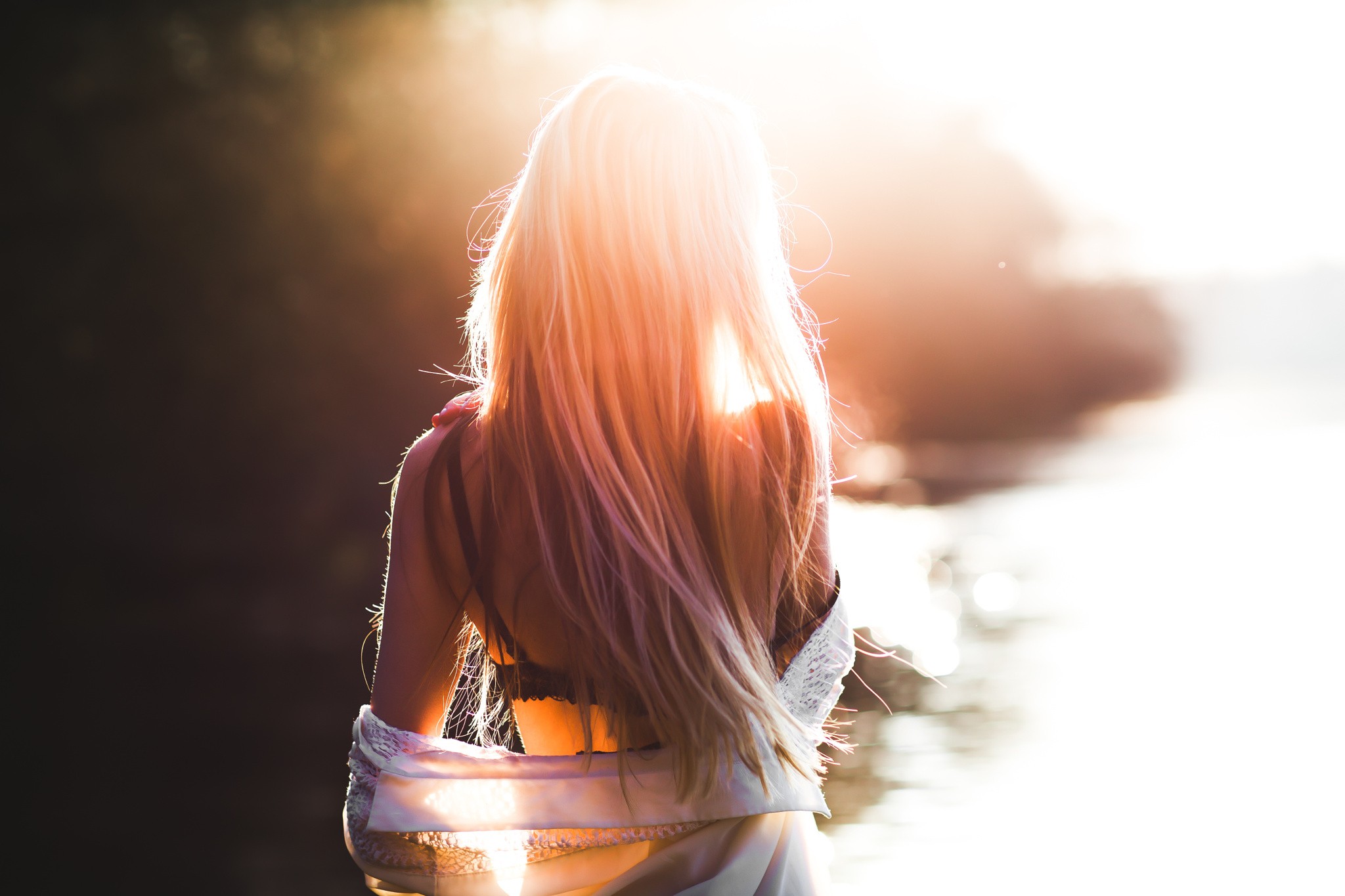 Woman with blonde hair in sunlight HD Wallpaper