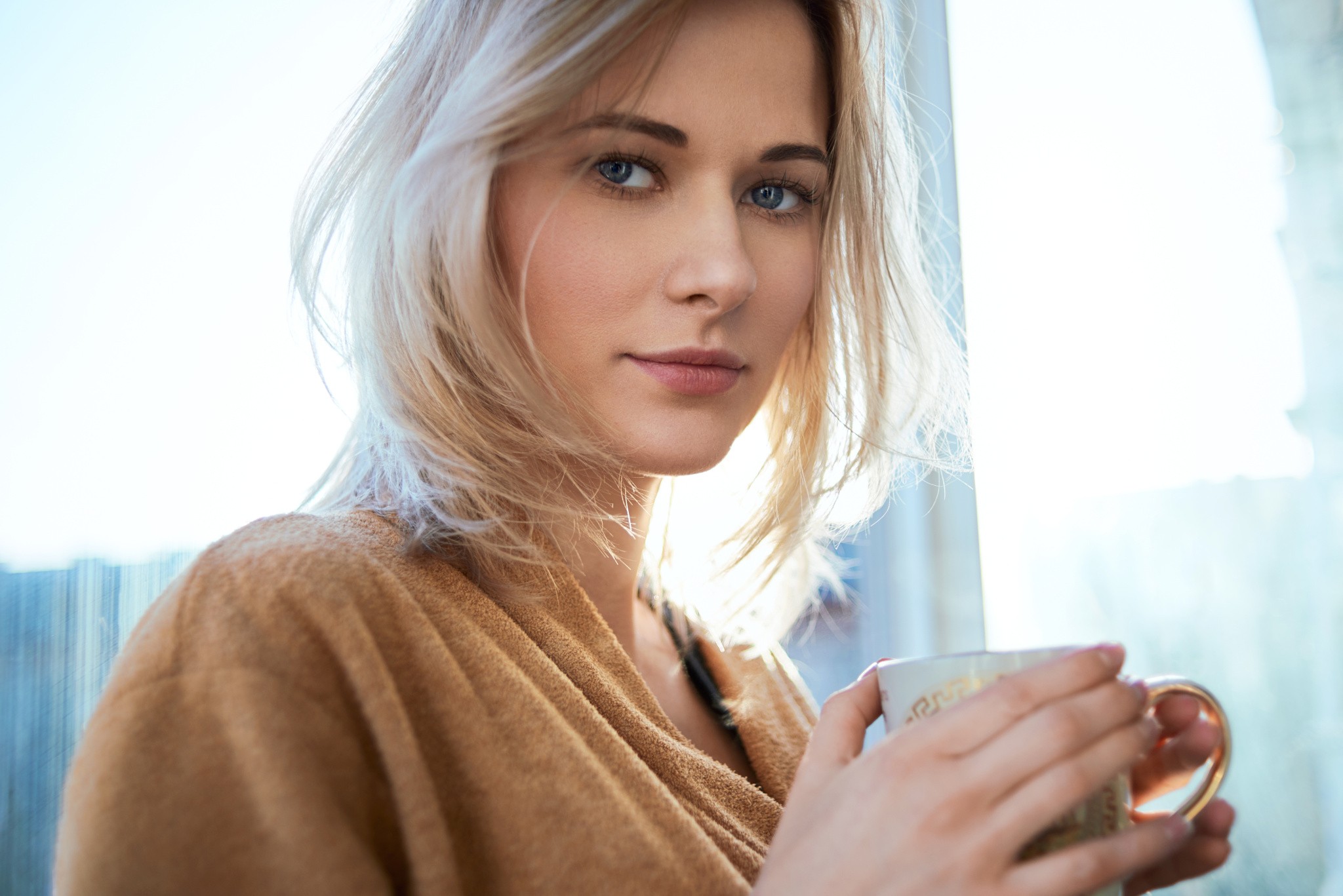 Woman with blonde hair holding a cup HD Wallpaper
