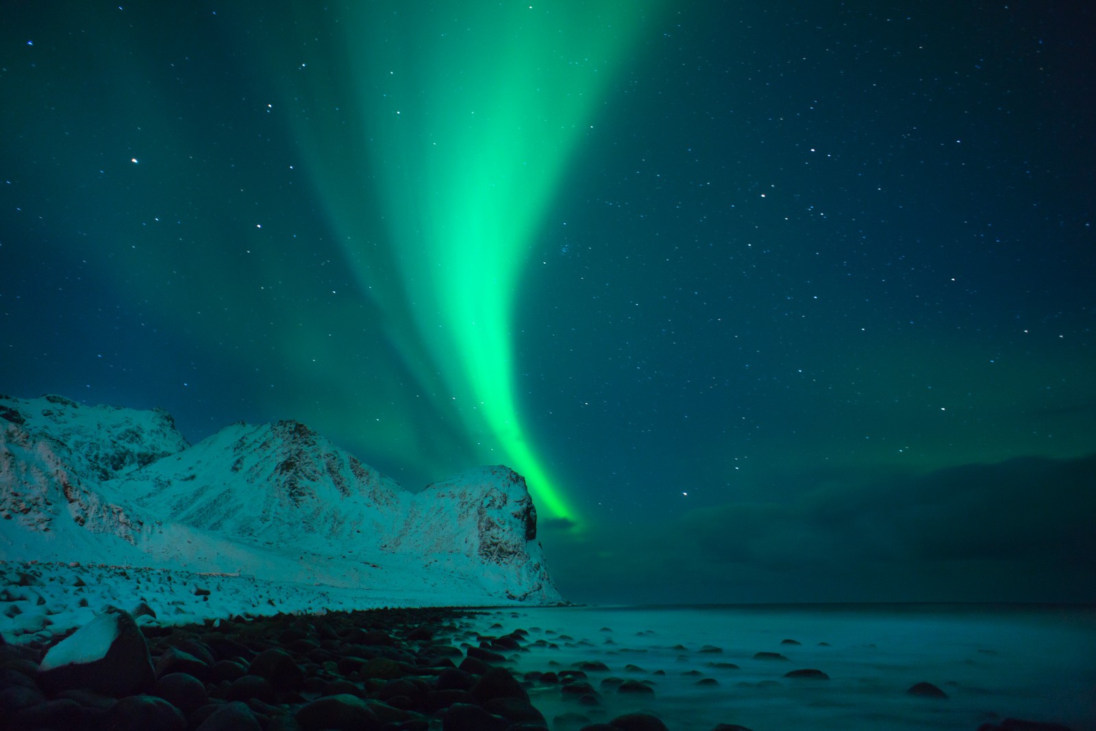 Aurora Borealis over snowy mountains and rocky shore HD Wallpaper