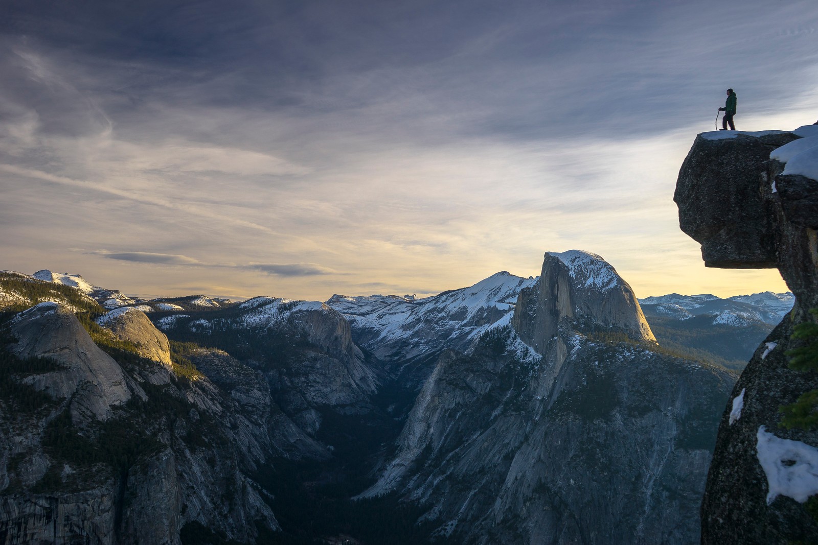 Hiker on a cliff overlooking Yosemite Valley HD Wallpaper